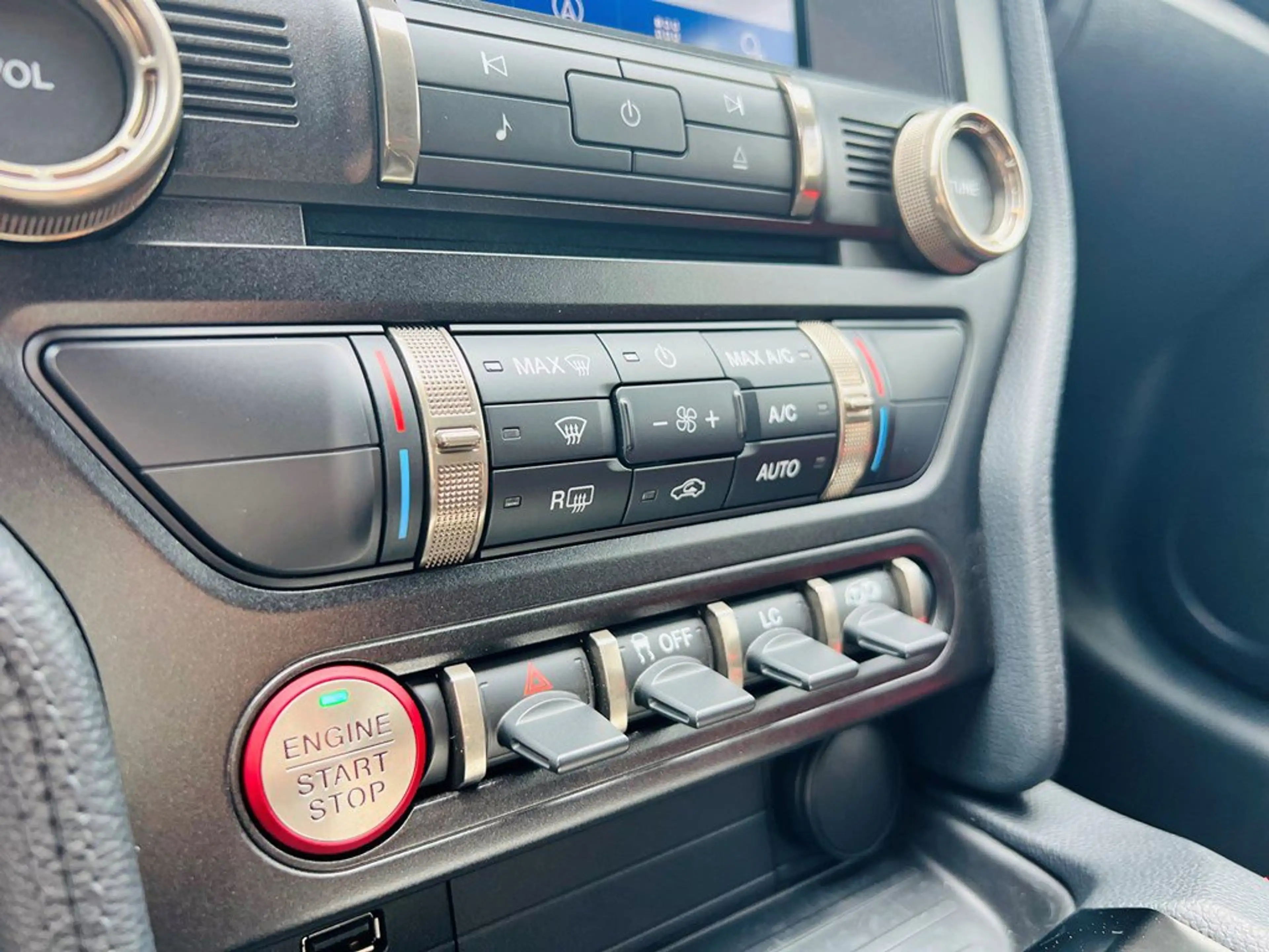 Ford Mustang 5.2i / Original Shelby gt350R / 1 of 702 — photo 12
