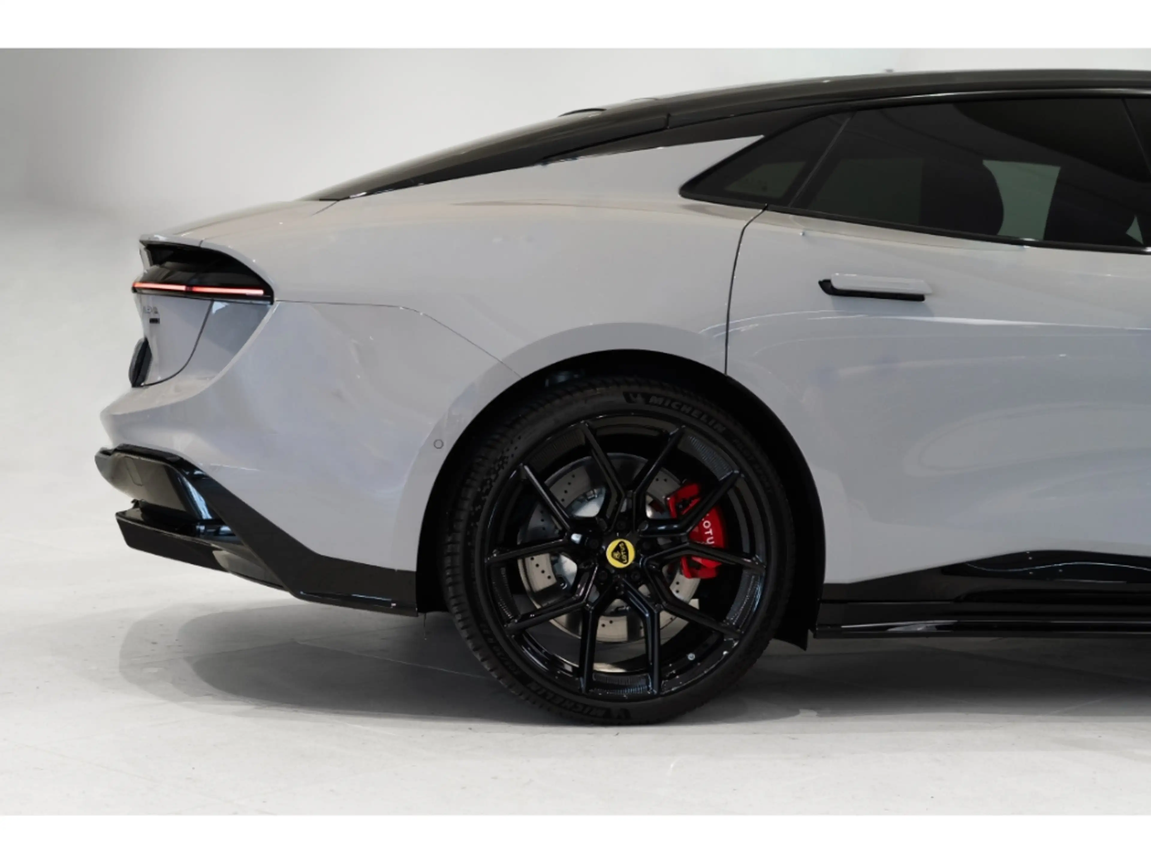Lotus Emeya 600 Sport SE Electric towbar, 22'' spoke gloss Bla — photo 9