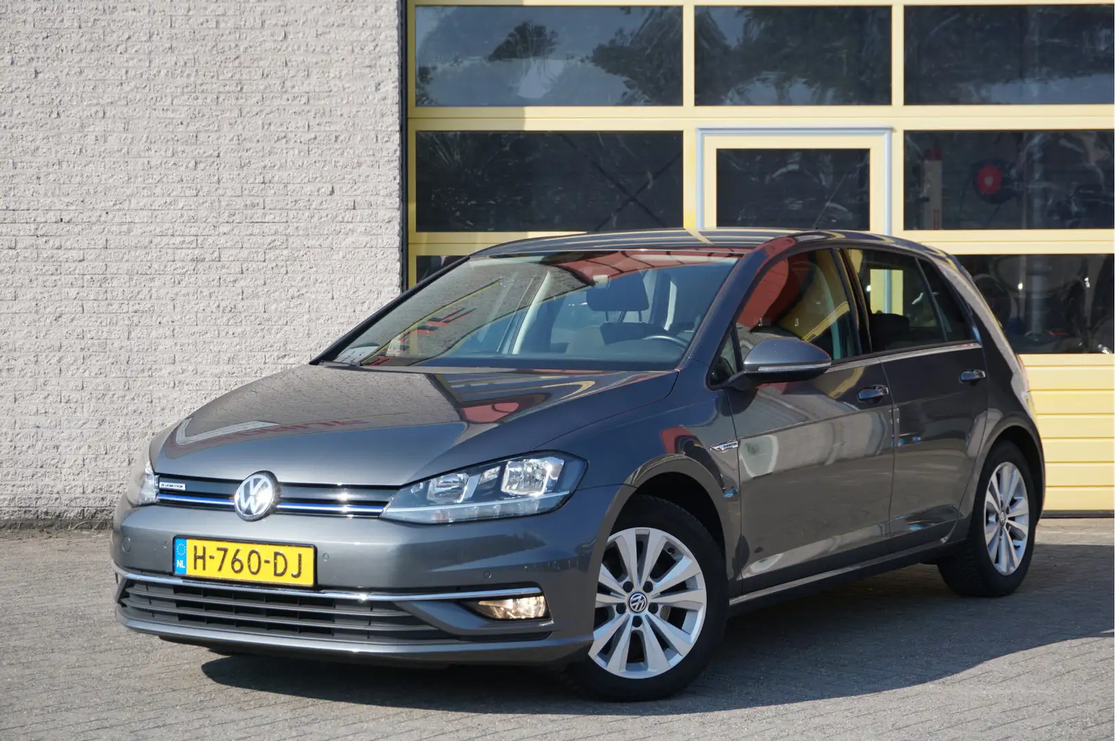 Volkswagen Golf 1.5 TSI 5drs Comfortline BJ2020 Lmv 16" | Led | Pd Grijs - 1