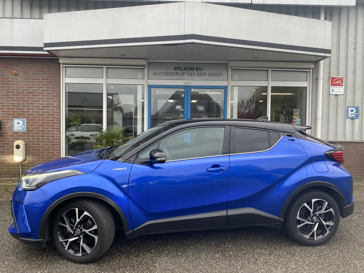 Toyota C-HR 1.8 Hybrid Style Bi-Tone BSM Apple CarPlay JBL Blauw - 1