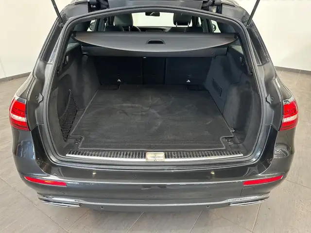 Mercedes-Benz 220 view 8