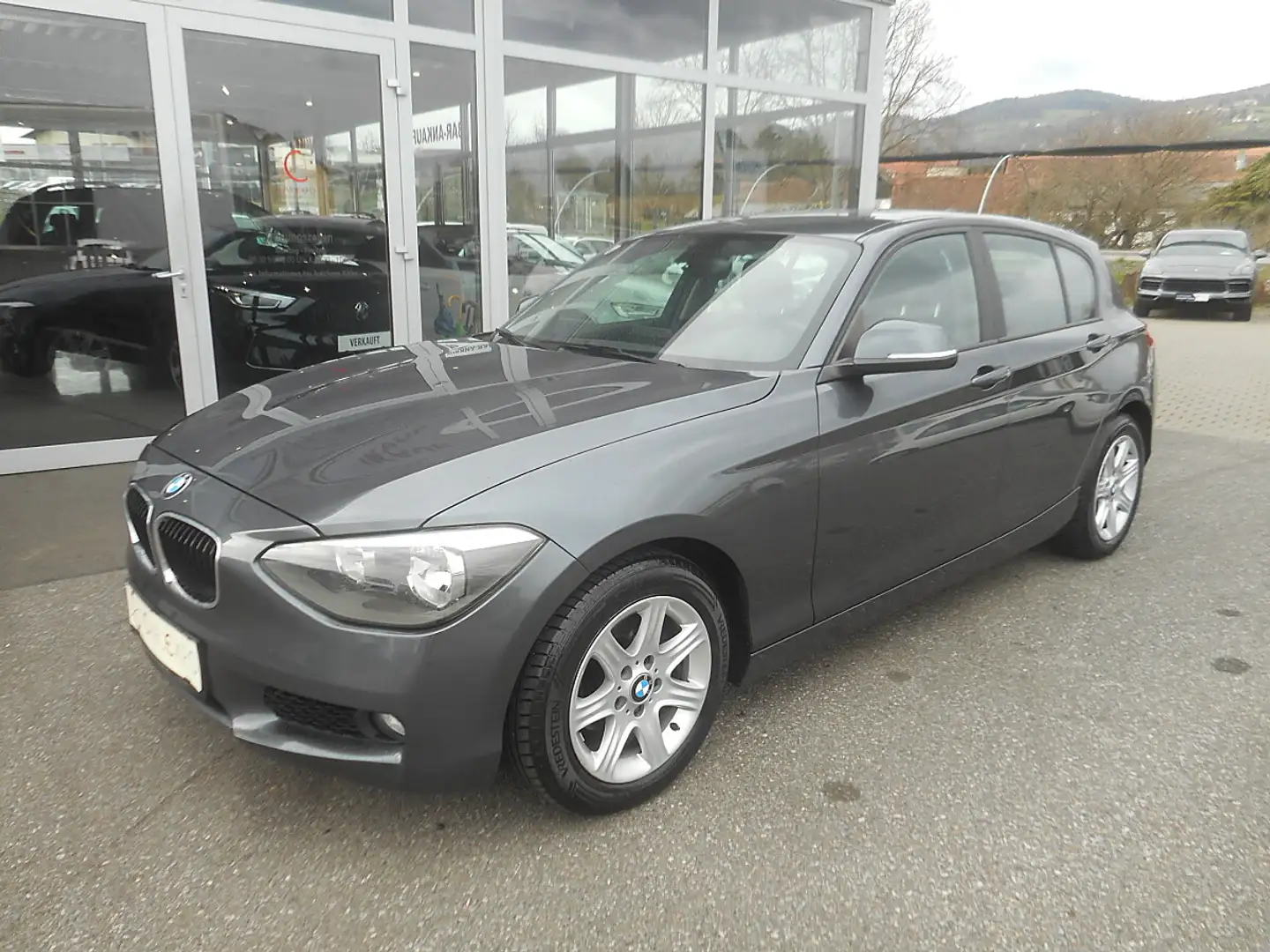 BMW 116 d Aut. Grau - 1