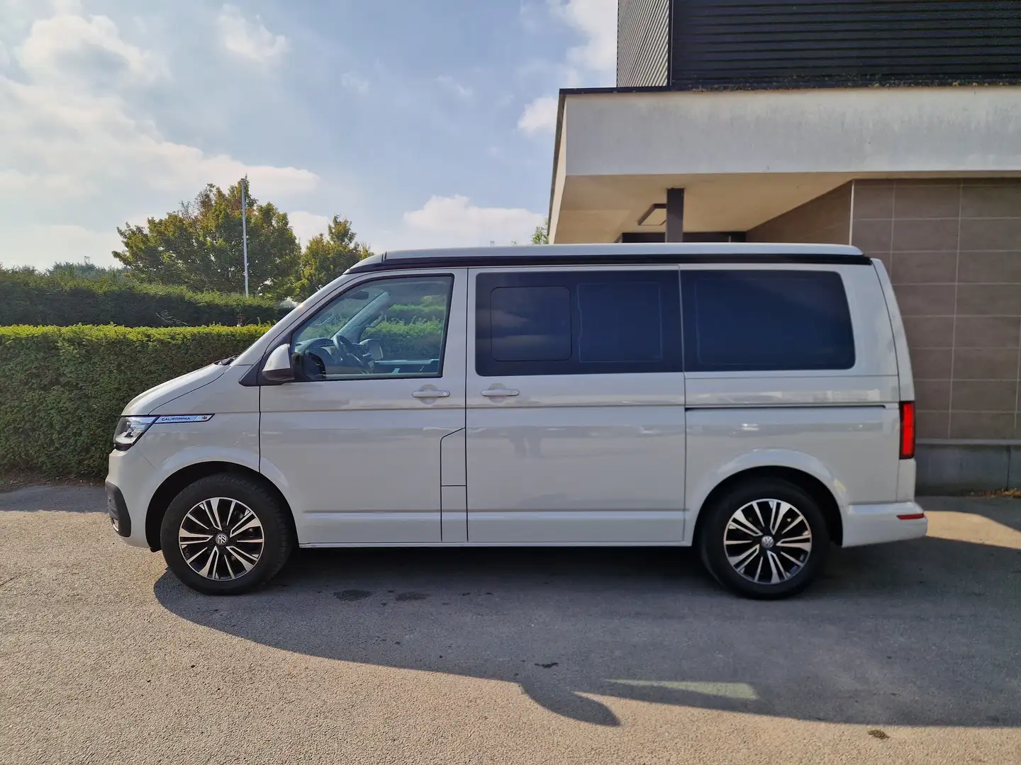 Volkswagen T6.1 California 4-MOTION 4x4 150Pk DSG beach 2x schuifdeur Gris - 2