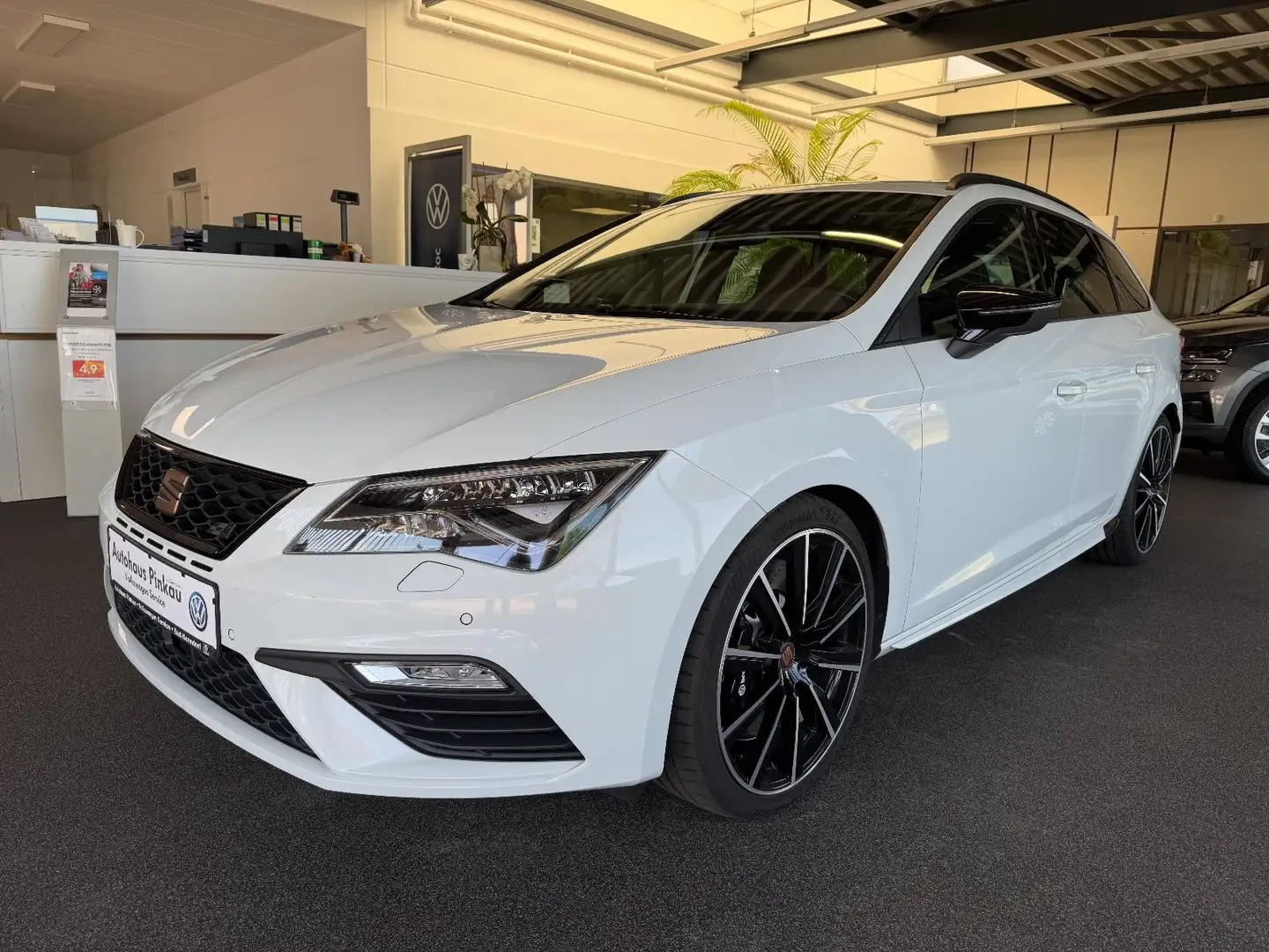 SEAT Leon ST Cupra 300 PANO DCC beats Performance-Pak Weiß - 1