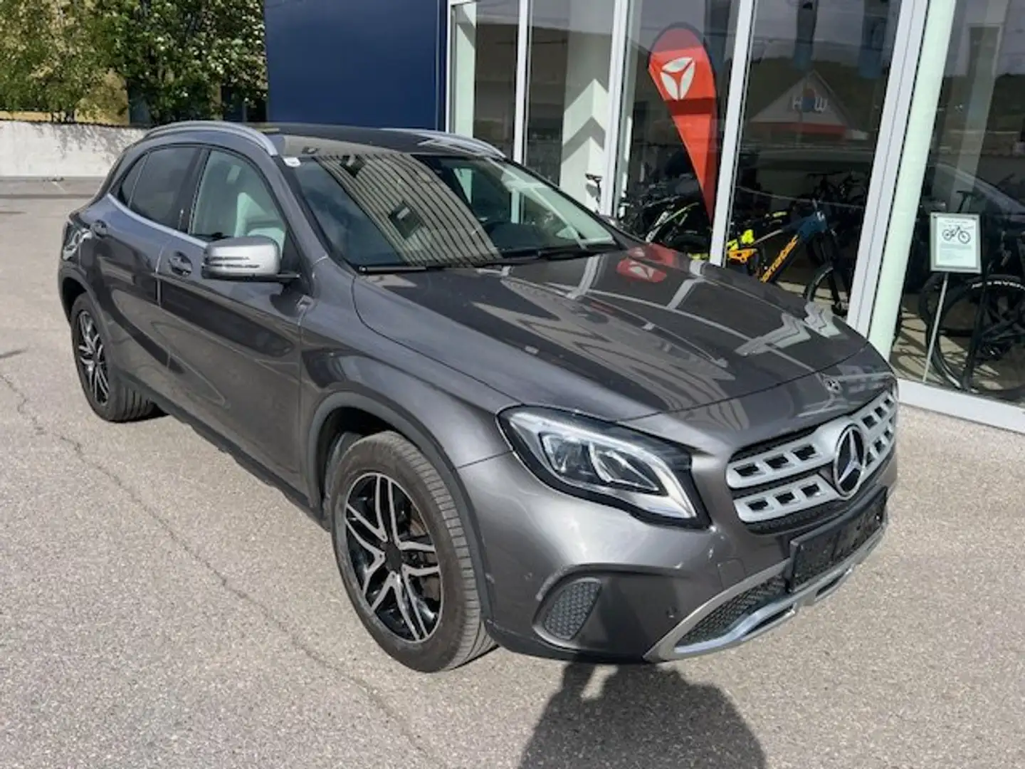 Mercedes-Benz GLA 180 GLA 180 *Benzin*Schalter*EZ. 08/2017*105.000km* Grau - 1