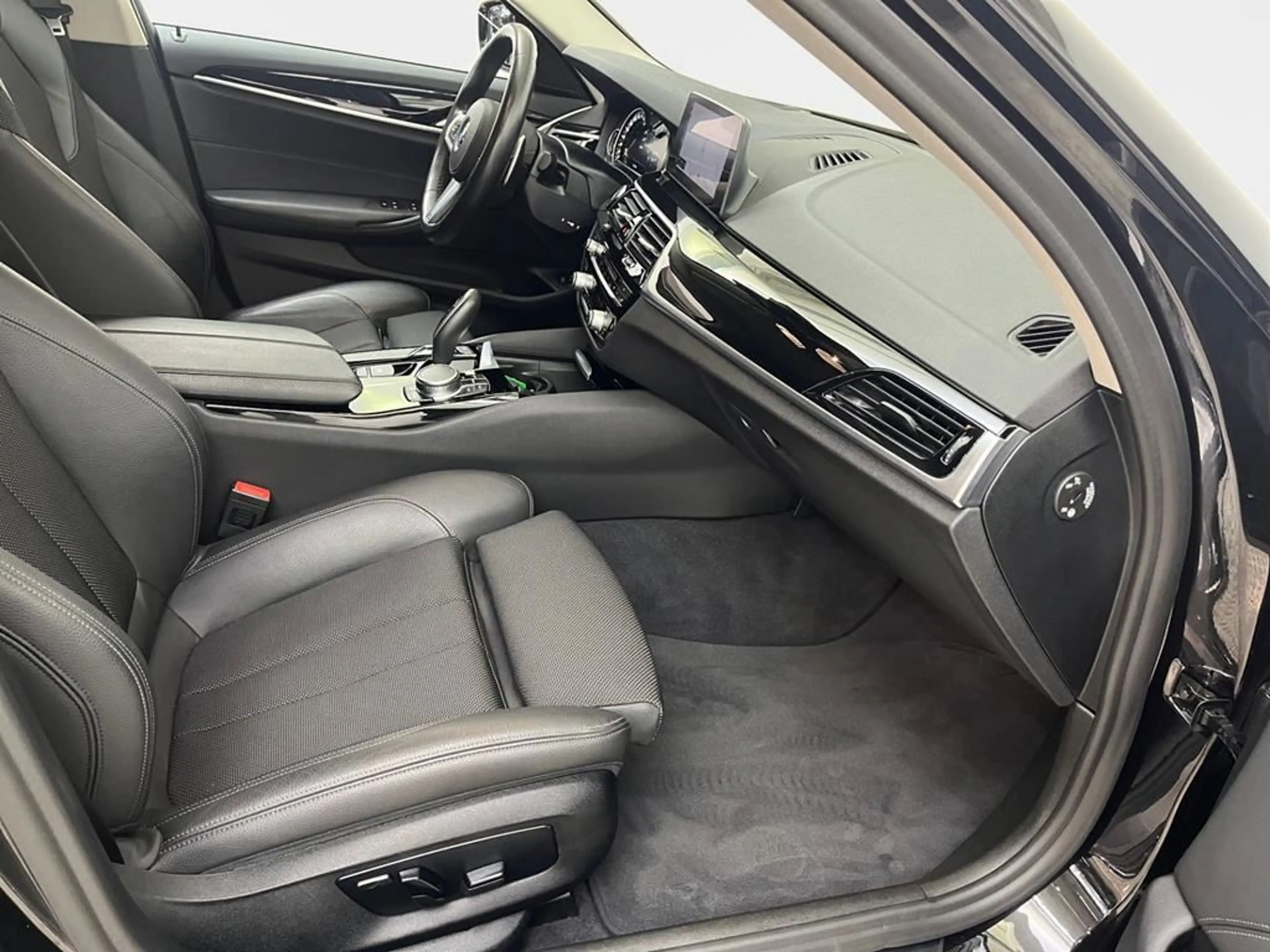 BMW 520 Sport Line — photo 13