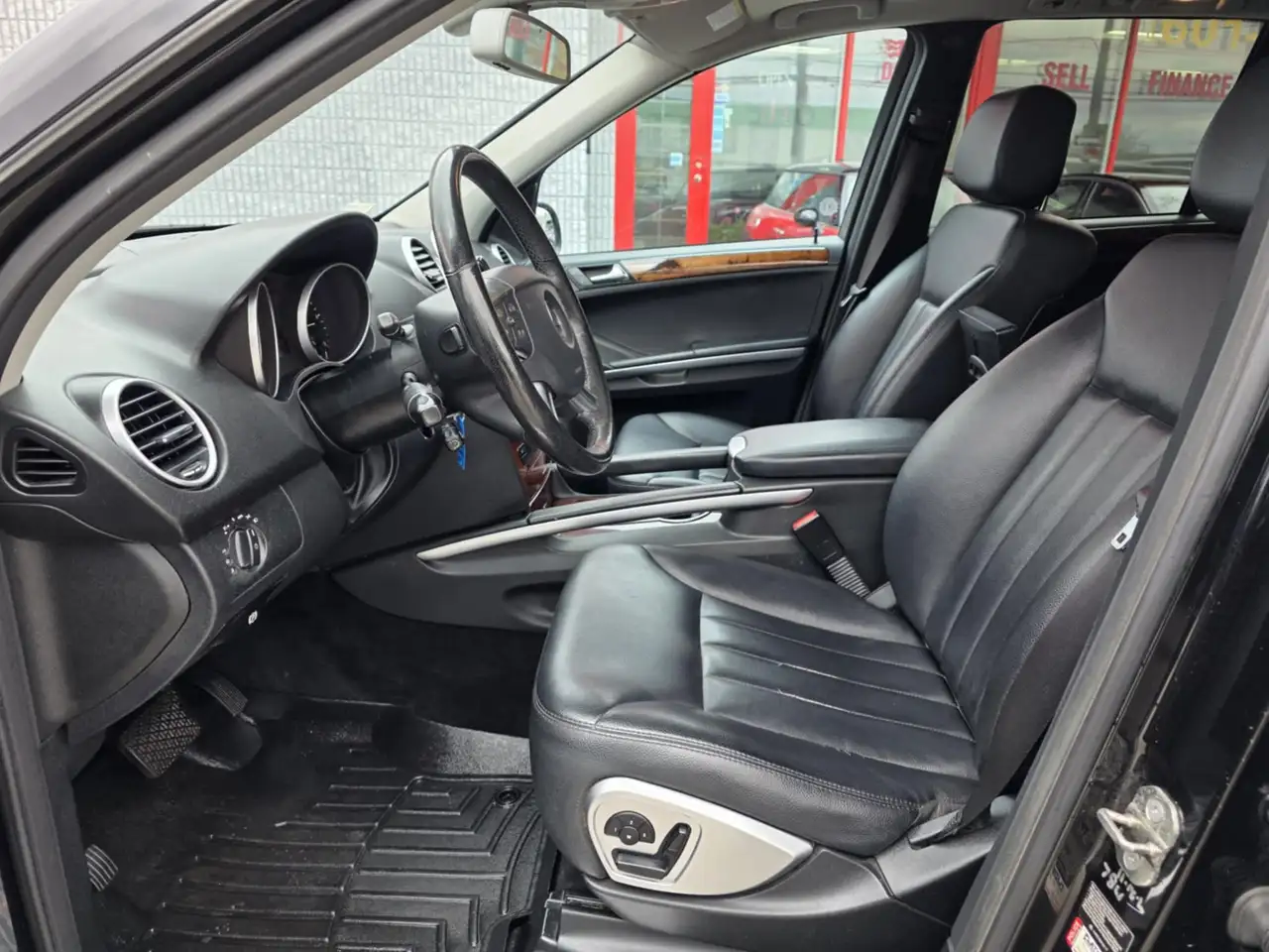 Mercedes-Benz M-Class снимка Mercedes-Benz M-Class