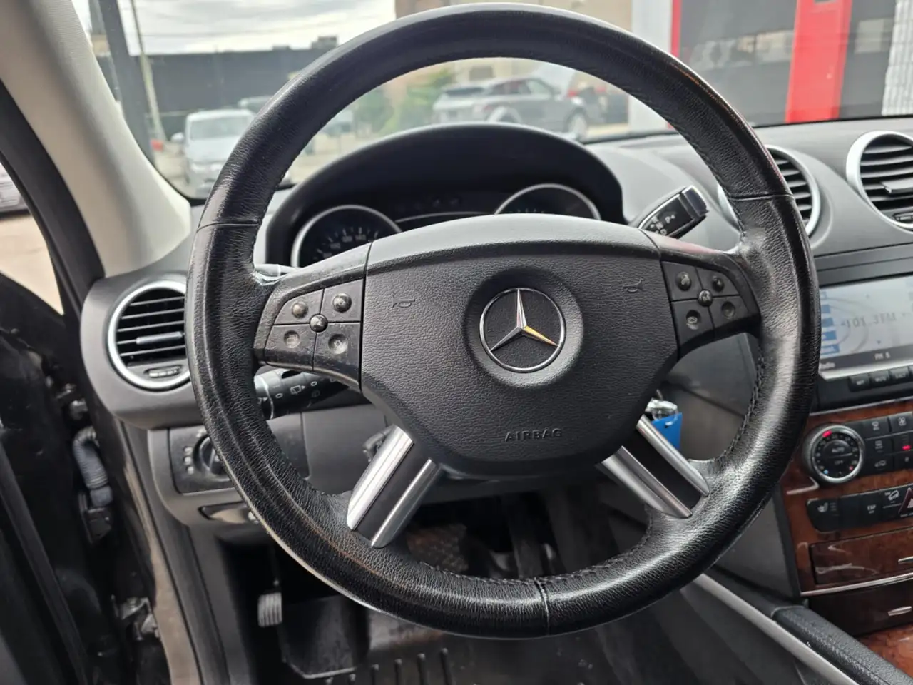 Mercedes-Benz M-Class снимка Mercedes-Benz M-Class