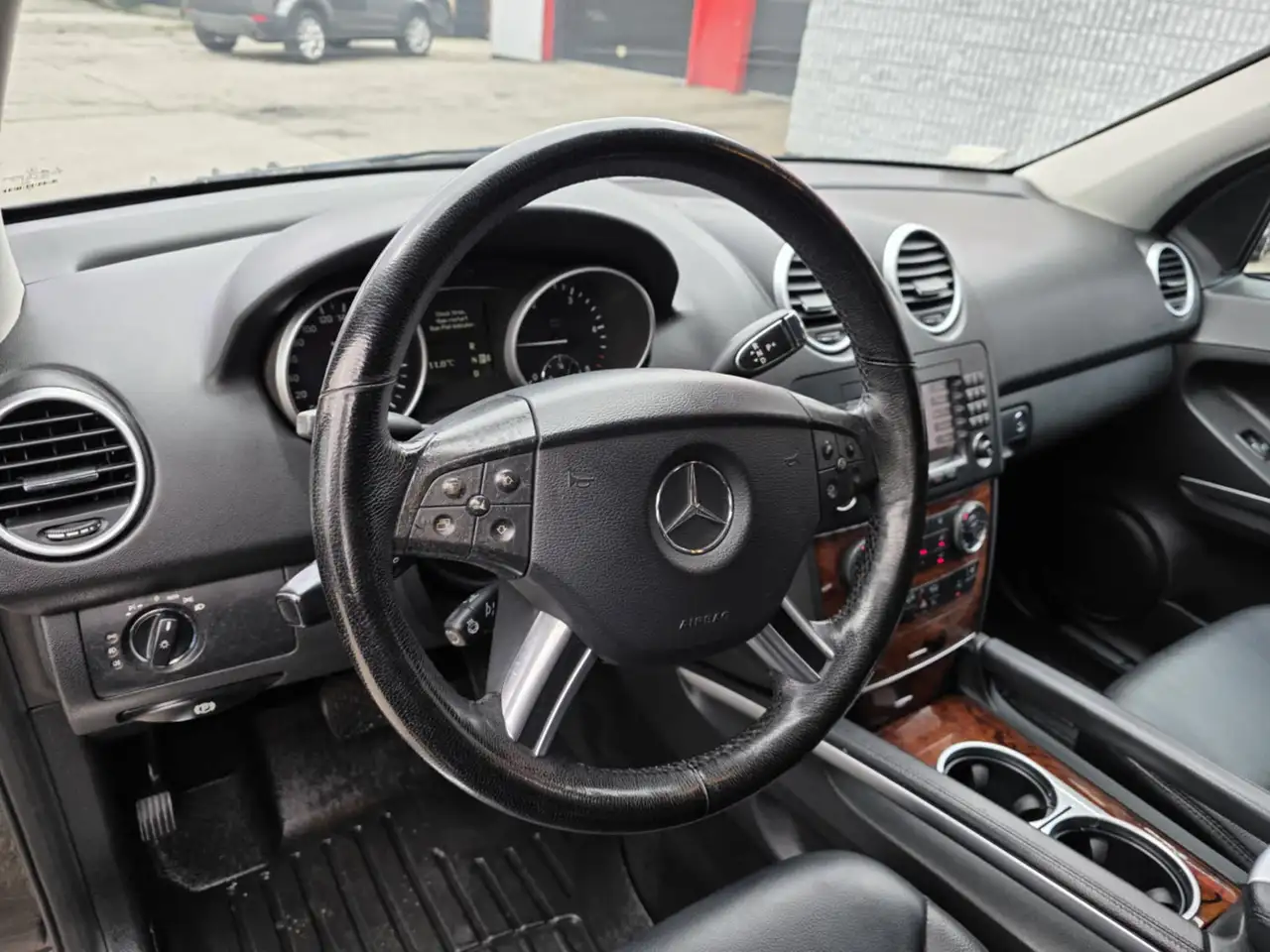 Mercedes-Benz M-Class снимка Mercedes-Benz M-Class
