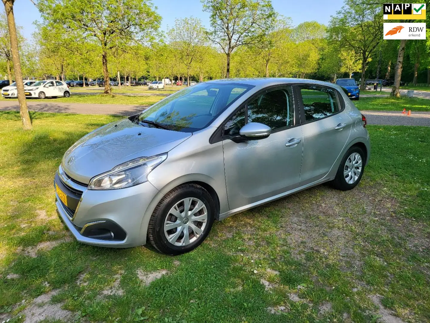 Peugeot 208 1.2 PureTech Blue Lion, Navi, Airco, Luxe uitvoeri Grau - 1