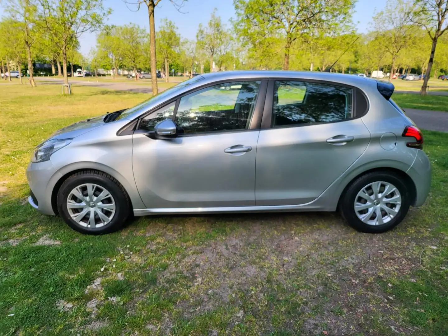 Peugeot 208 1.2 PureTech Blue Lion, Navi, Airco, Luxe uitvoeri Grau - 2