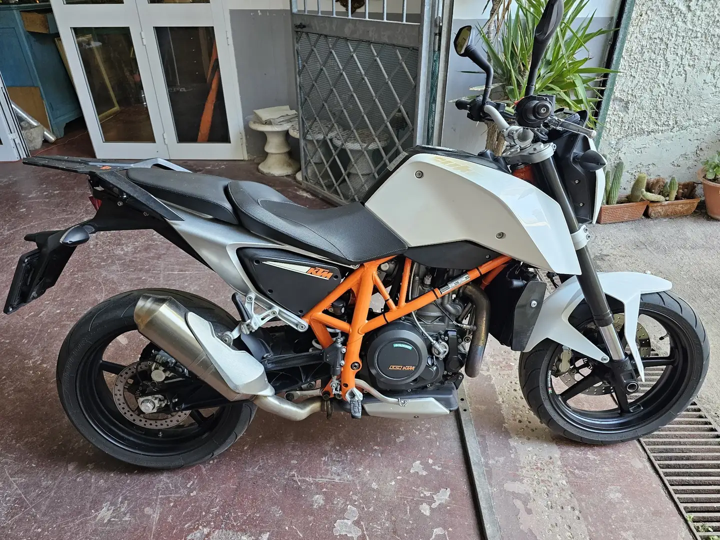 KTM 690 Duke Bianco - 1