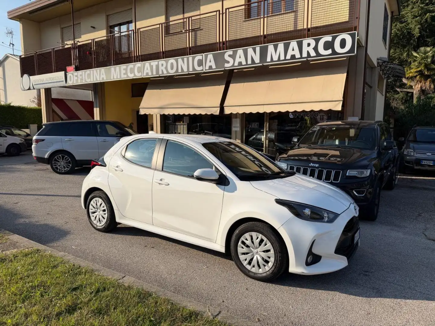 Toyota Yaris 1.0 72 CV 5p. Active NESSUN VINCOLO FINANZIAMENTO Bianco - 1