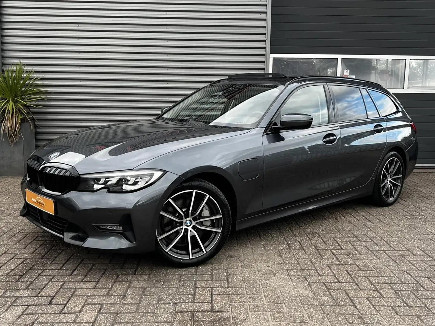 BMW 330 3-serie Touring BMW 330e | Pano | ACC | Shadowline Grijs - 2