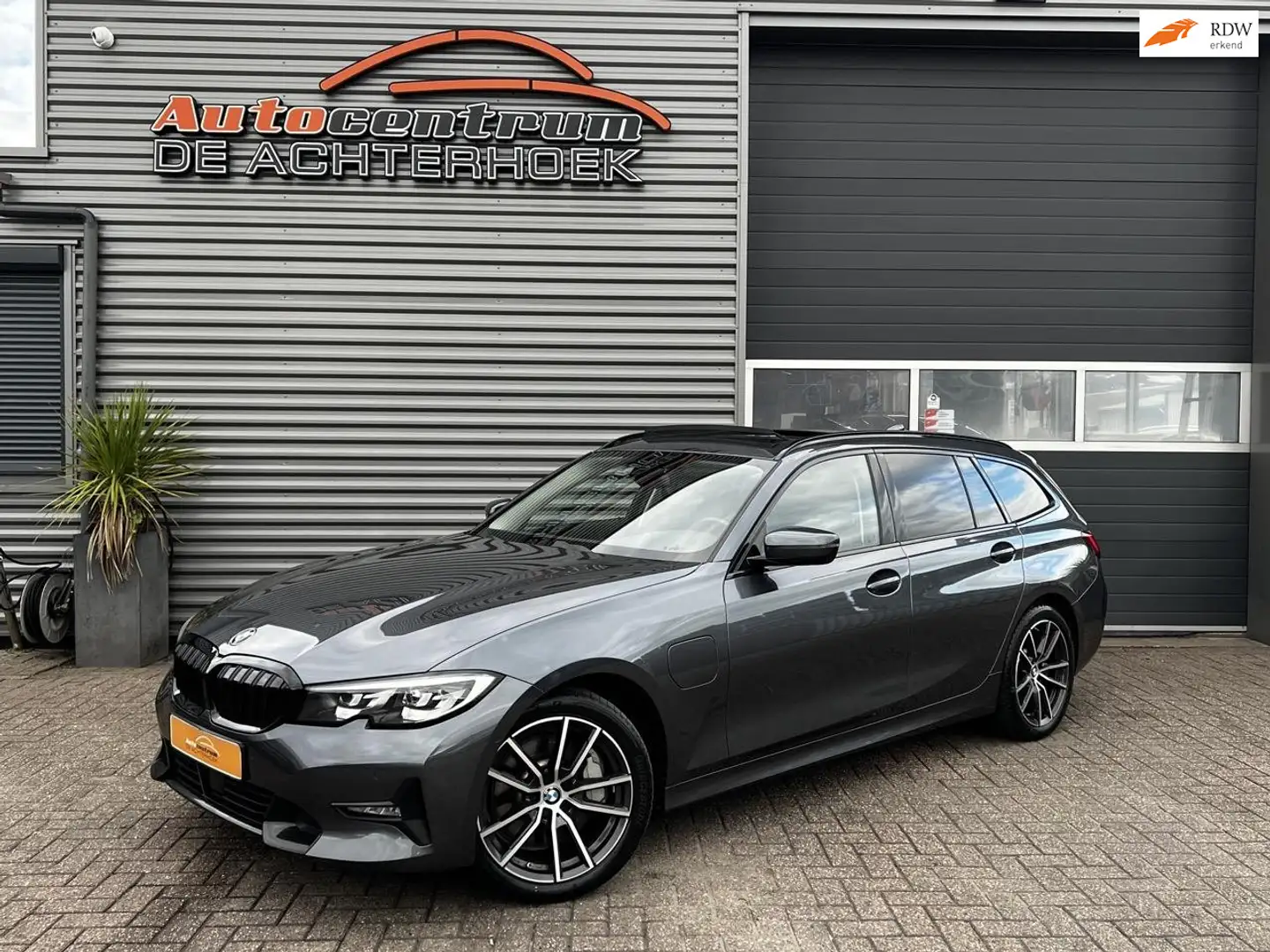 BMW 330 3-serie Touring BMW 330e | Pano | ACC | Shadowline Grijs - 1