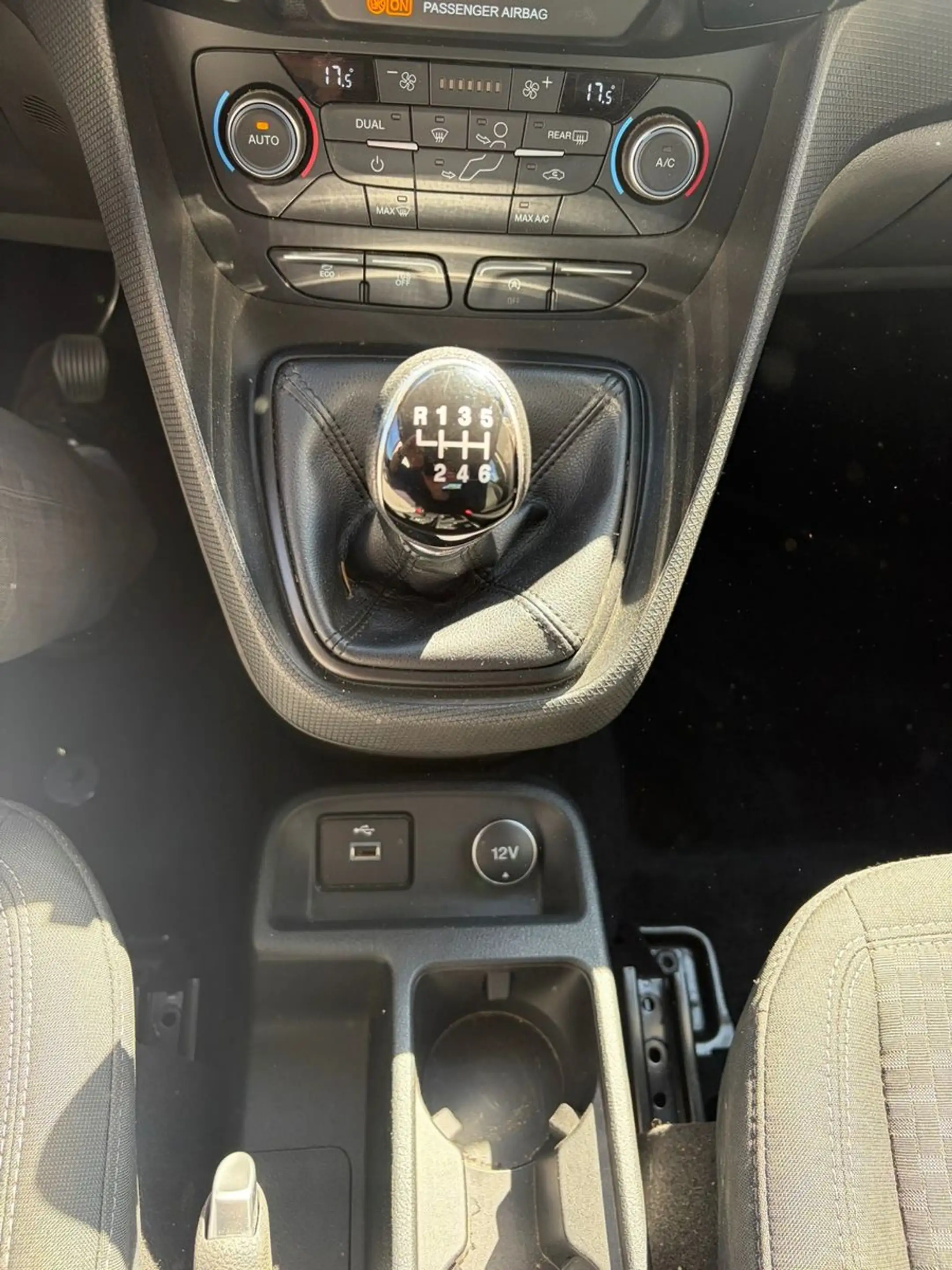 Ford Tourneo Connect — photo 12