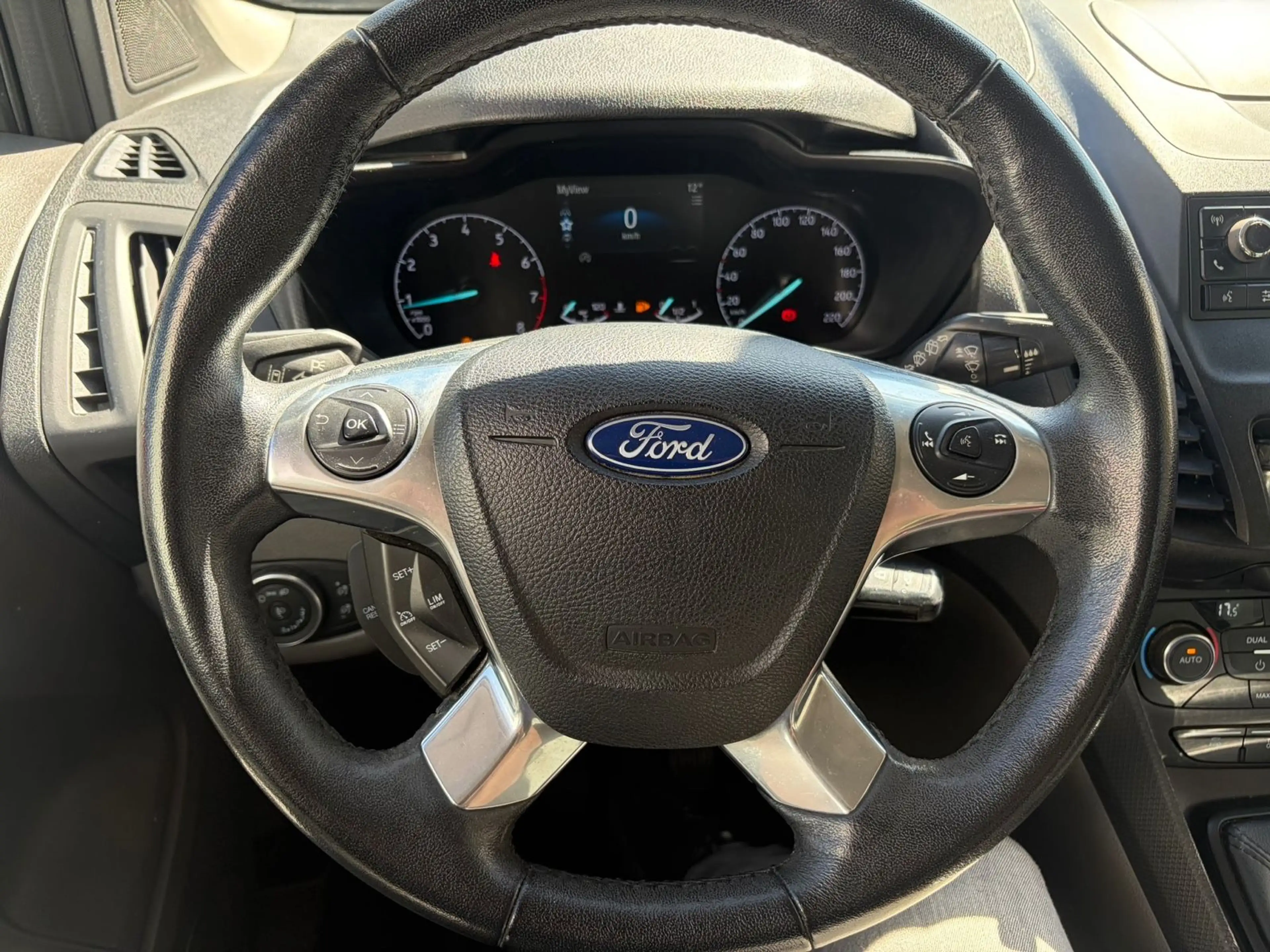 Ford Tourneo Connect — photo 13