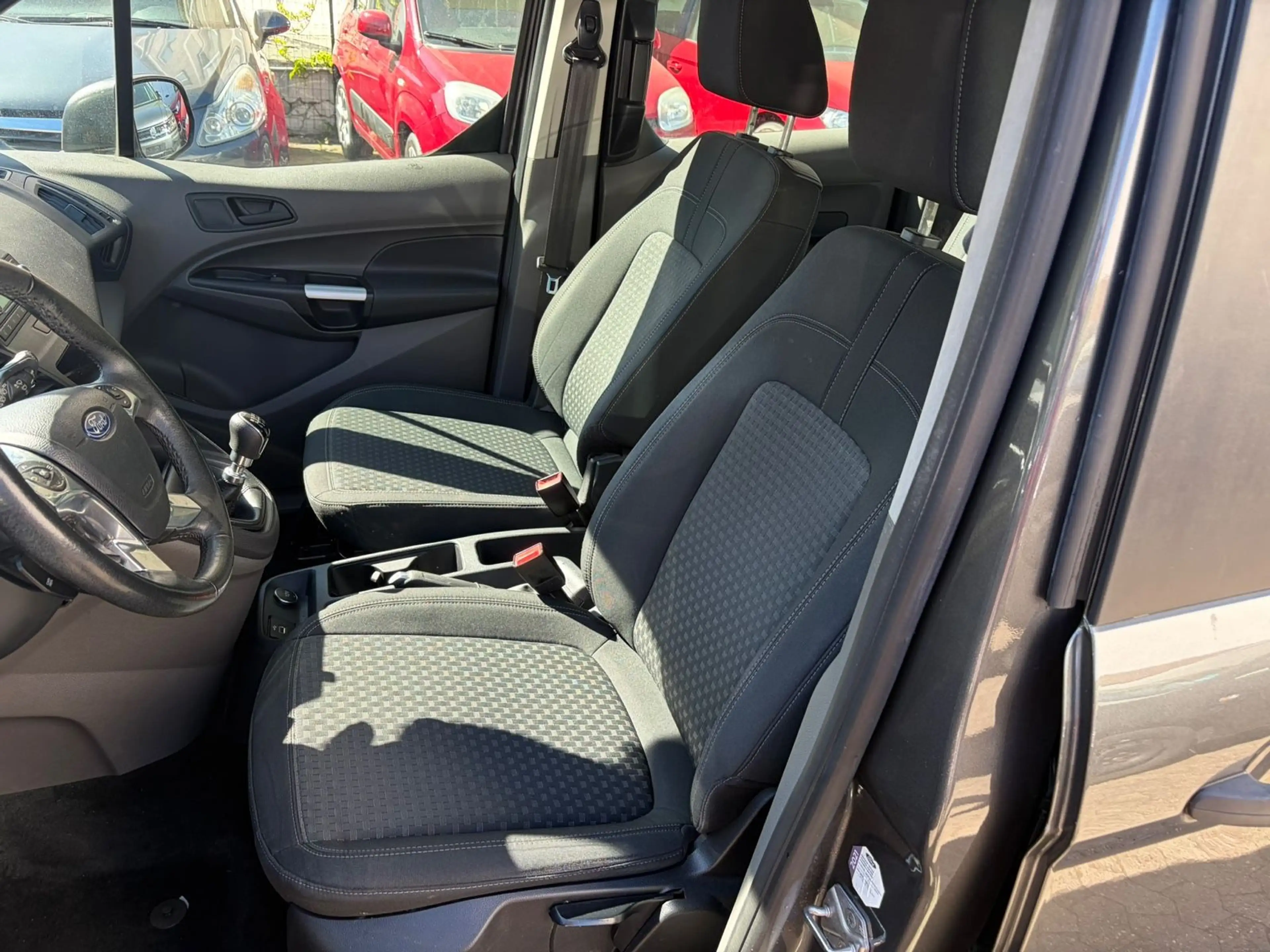 Ford Tourneo Connect — photo 8
