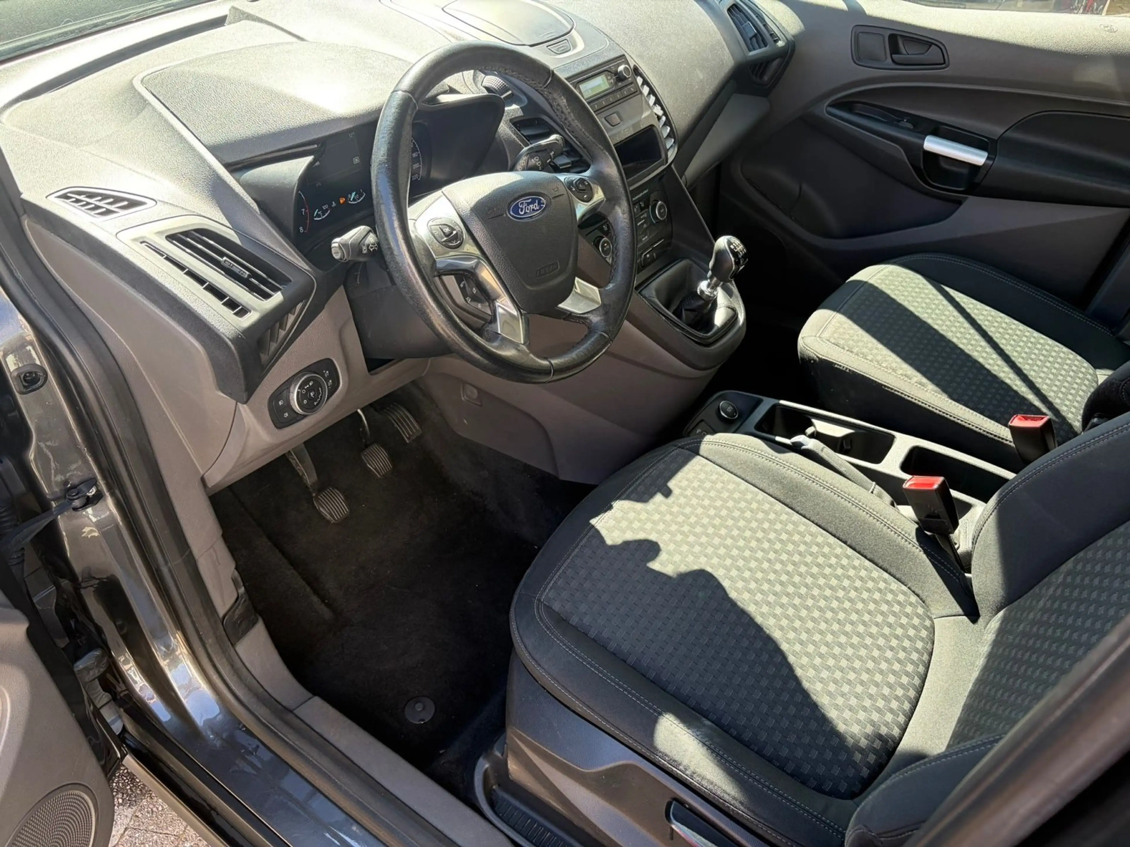Ford Tourneo Connect — photo 9