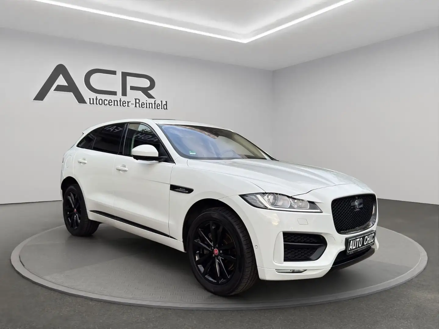 Jaguar F-Pace F-PACE R-Sport AWD*PANO*KAMERA*BLACK PACK Wit - 1