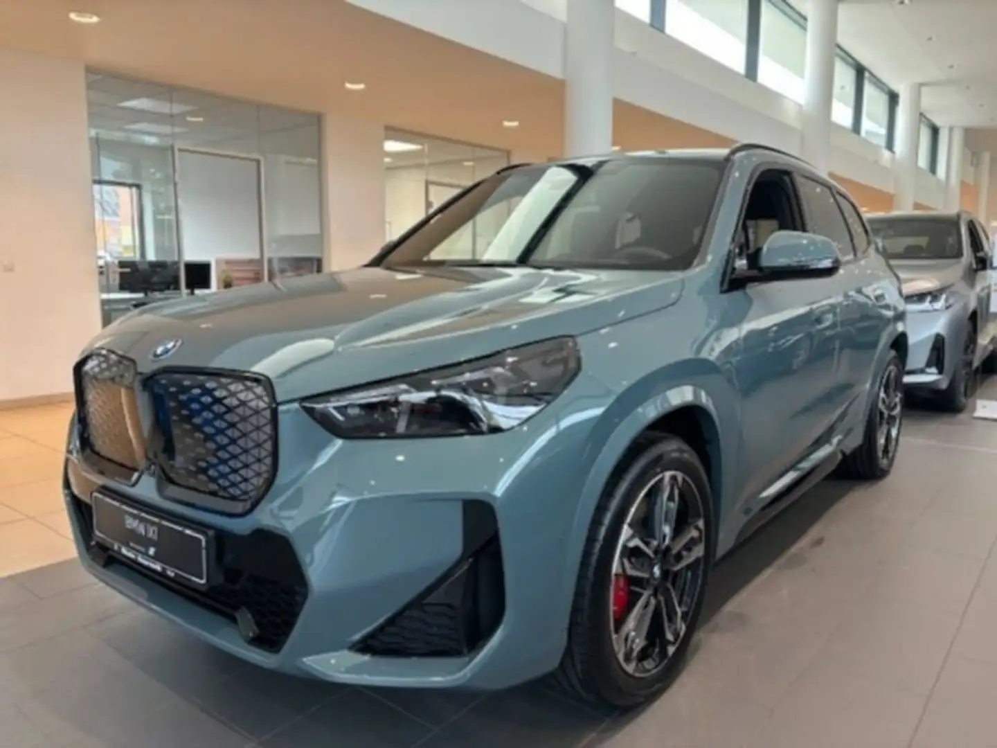 BMW iX1 xDrive30 M Sportpaket Vert - 2