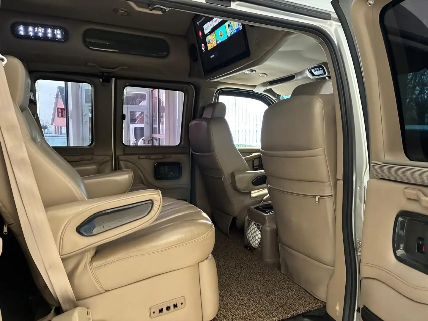 GMC Savana 5,3l V8 Explorer Limited AWD/4X4 Silber - 2