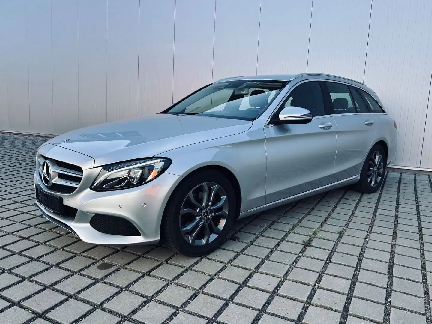 Mercedes-Benz C 180 T CGI Avantgarde 9-G LED Navi AHK Silber - 1
