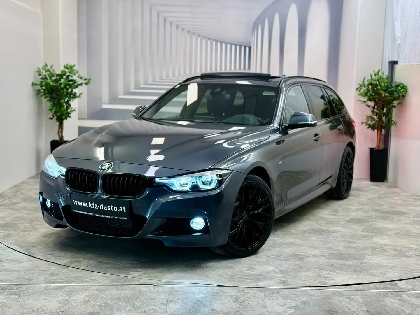 BMW 320 __xDrive__M Sport__Shadow__LED__Pano__ Grau - 1