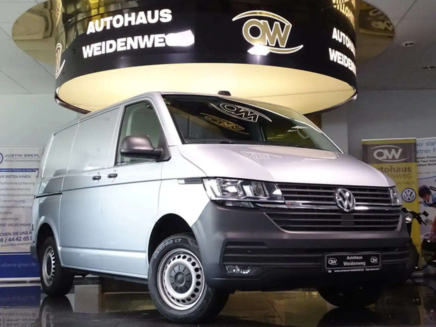 Volkswagen T6.1 Transporter 4Motion DSG Klima Navi PDC Cam Plateado - 2