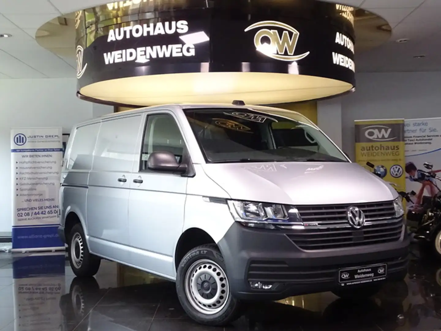Volkswagen T6.1 Transporter 4Motion DSG Klima Navi PDC Cam Plateado - 1
