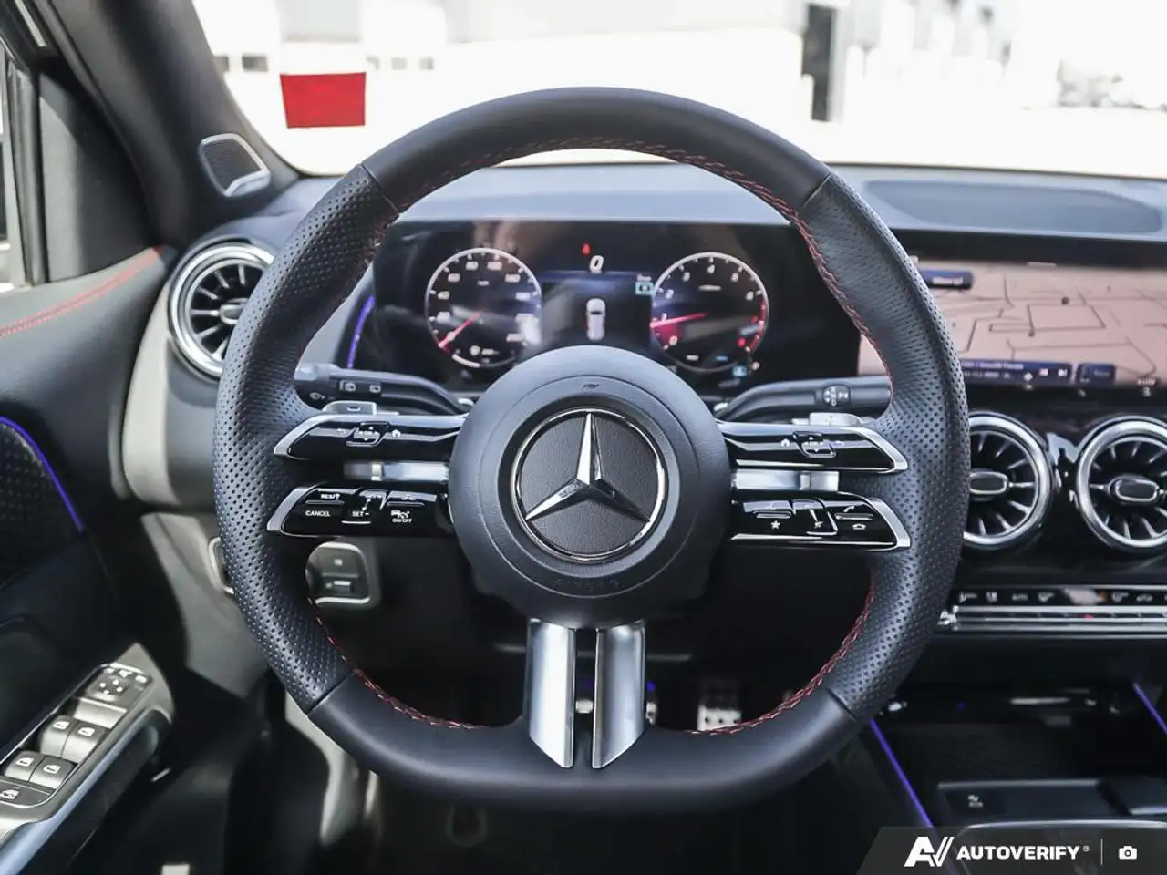 Mercedes-Benz GLB снимка Mercedes-Benz GLB