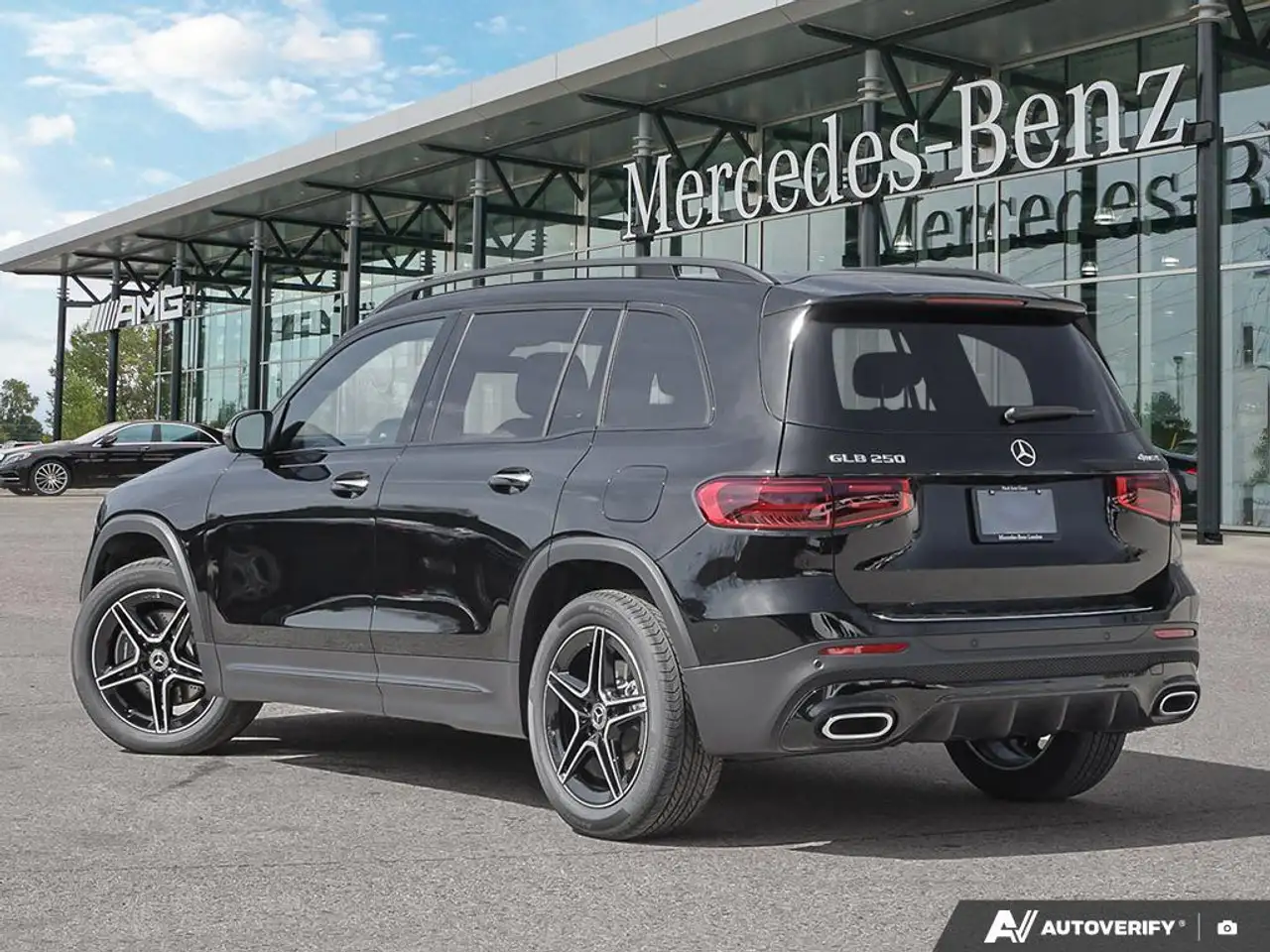 Mercedes-Benz GLB снимка Mercedes-Benz GLB