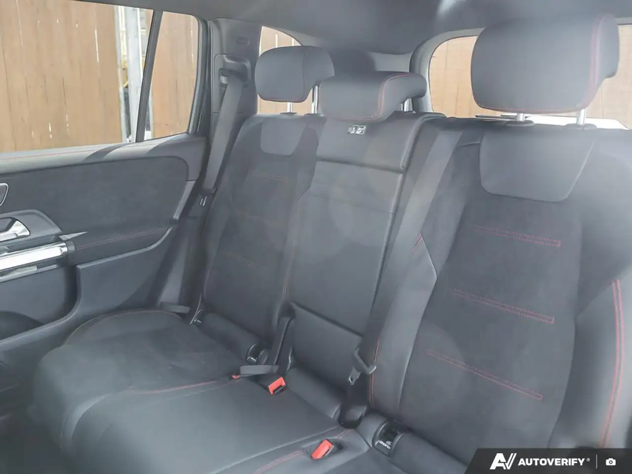 Mercedes-Benz GLB снимка Mercedes-Benz GLB
