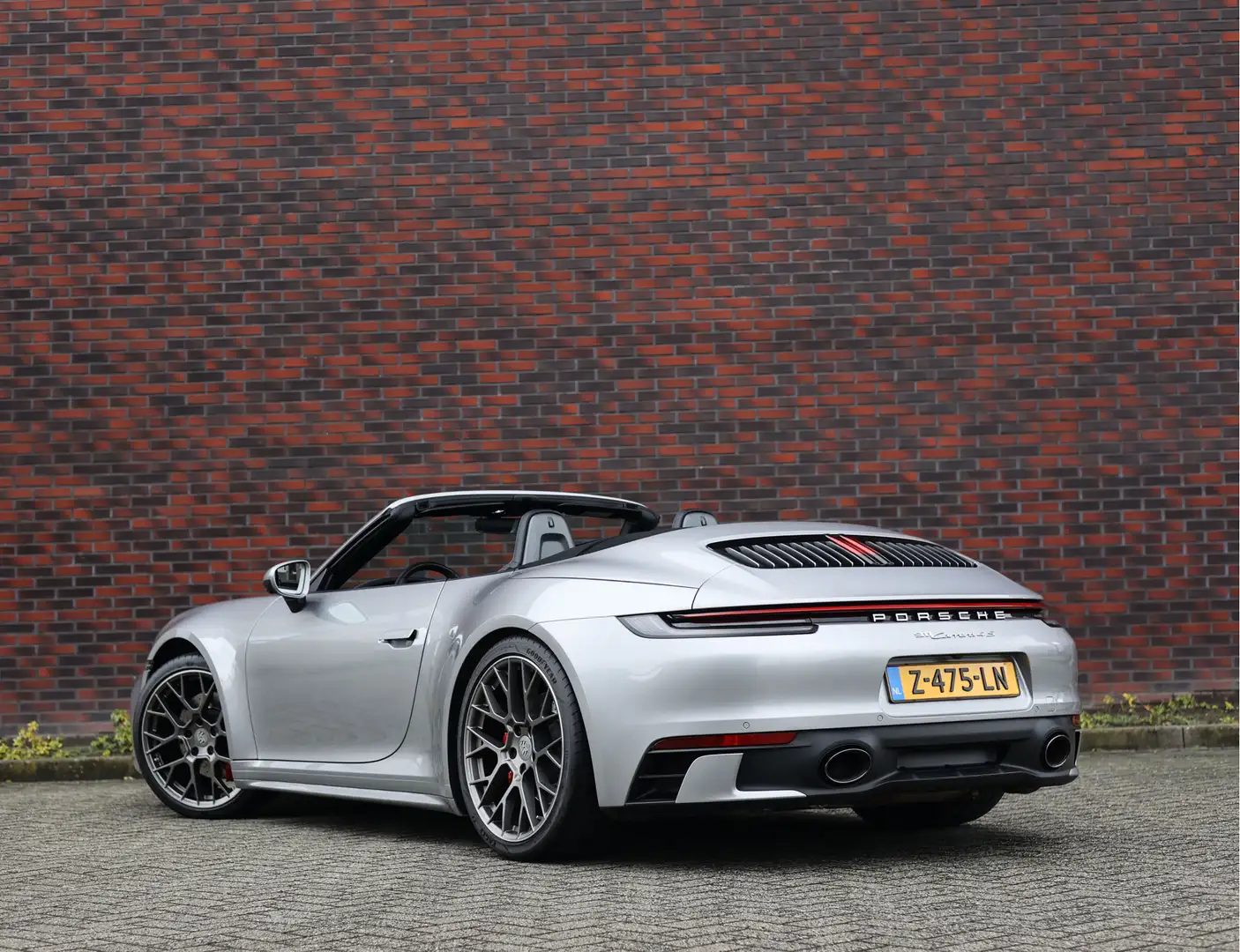 Porsche 992 Cabrio 3.0 Carrera 4 S | Chrono - Lift - 360 - Grijs - 2