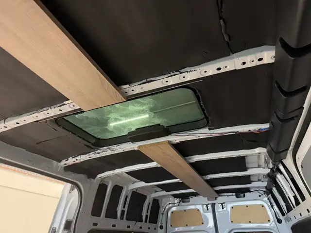 Mercedes-Benz Sprinter view 18