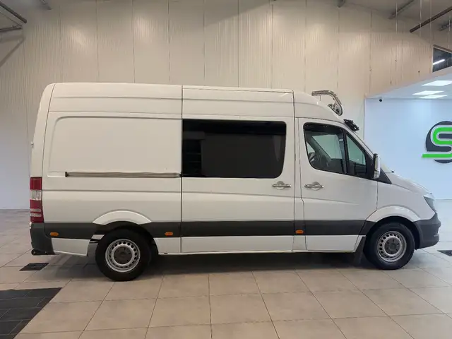 Mercedes-Benz Sprinter view 4
