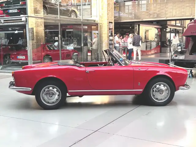Alfa Romeo Spider view 4