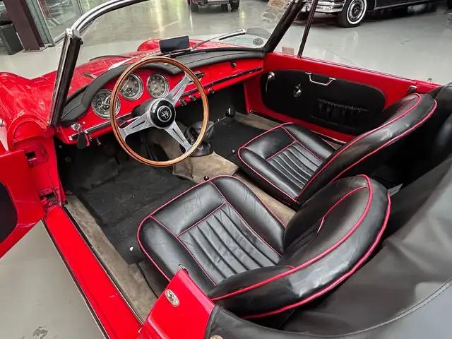 Alfa Romeo Spider view 12