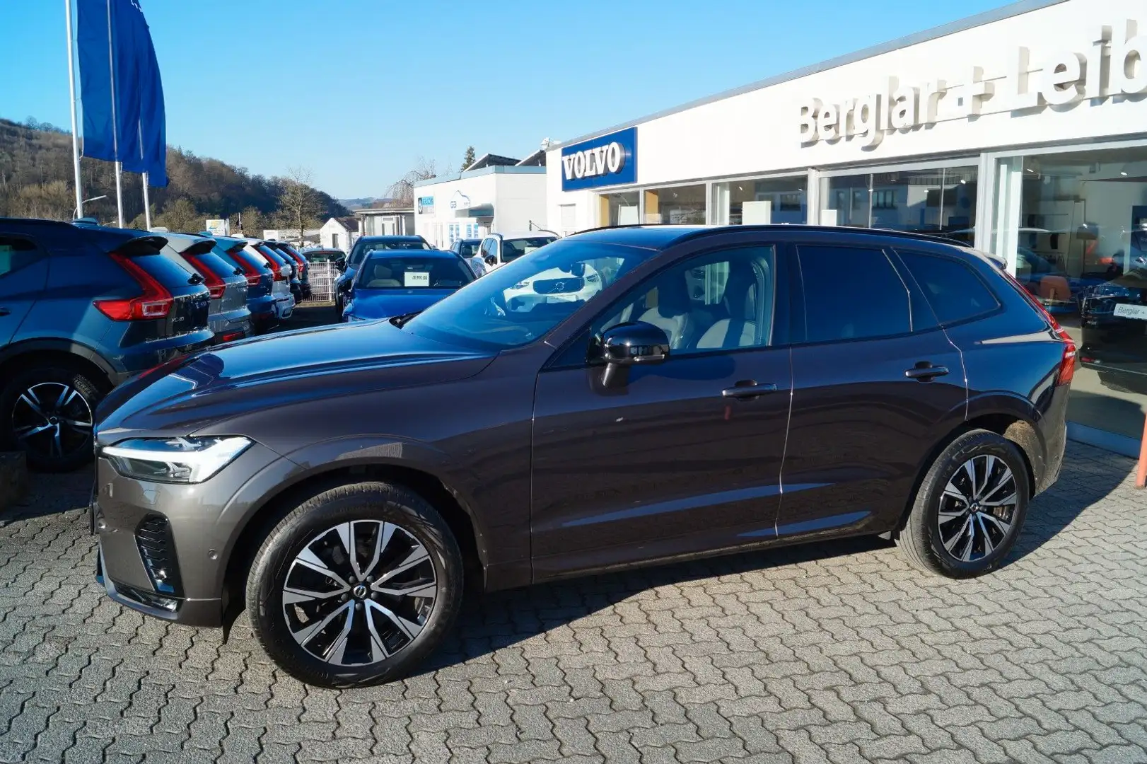 Volvo XC60 B4 Diesel AWD Plus Dark Aut/Standh/AHK/Pano Grau - 2