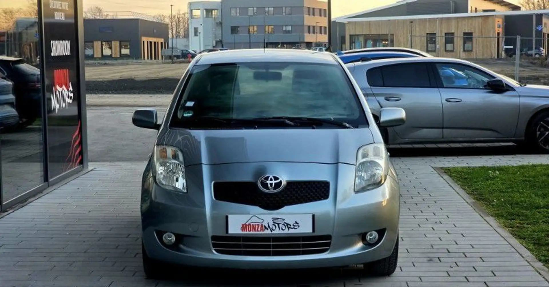 Toyota Yaris 85 VVT-I LUNA PACK BVA 5P Gris - 2