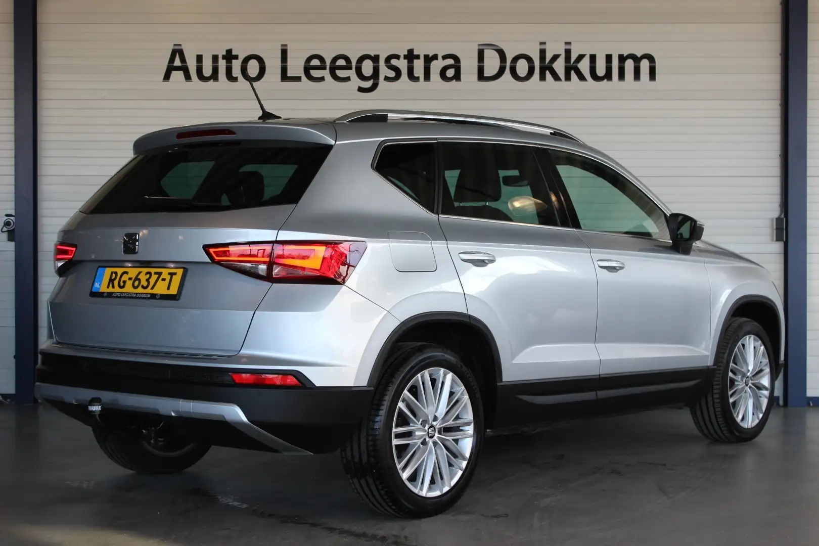 SEAT Ateca 1.6 TDI Xcellence Trekhaak | LED | Pano | Keyless Grijs - 2