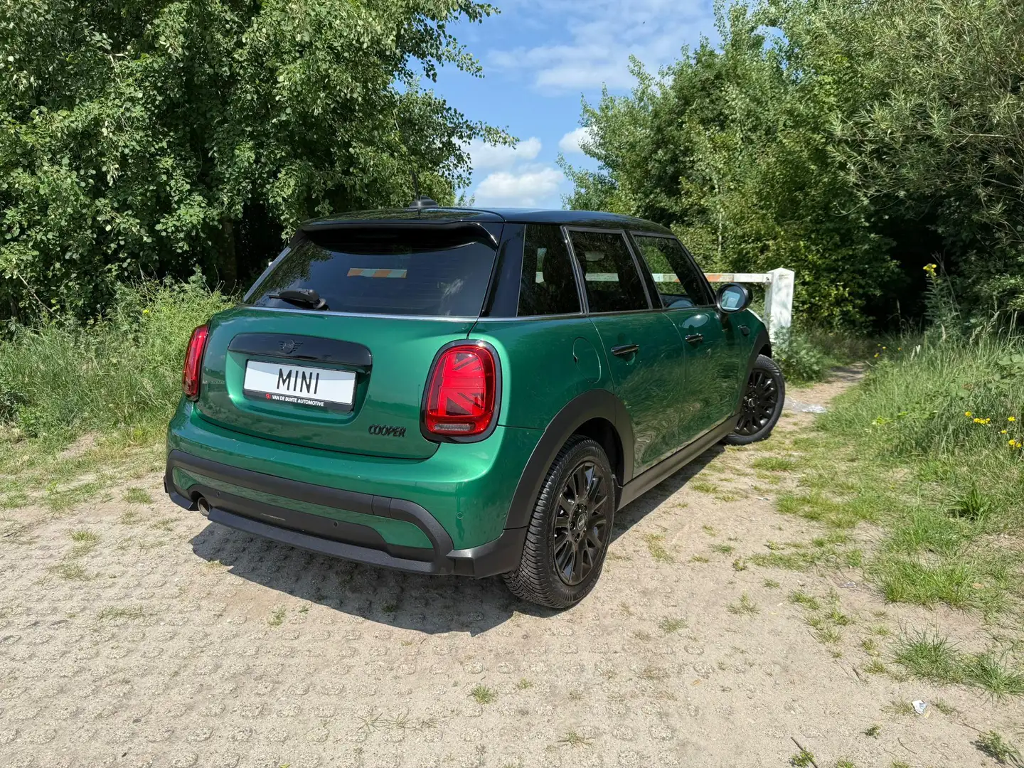 MINI Cooper 1.5 Business Edition *Automaat & Navigatie* Groen - 2