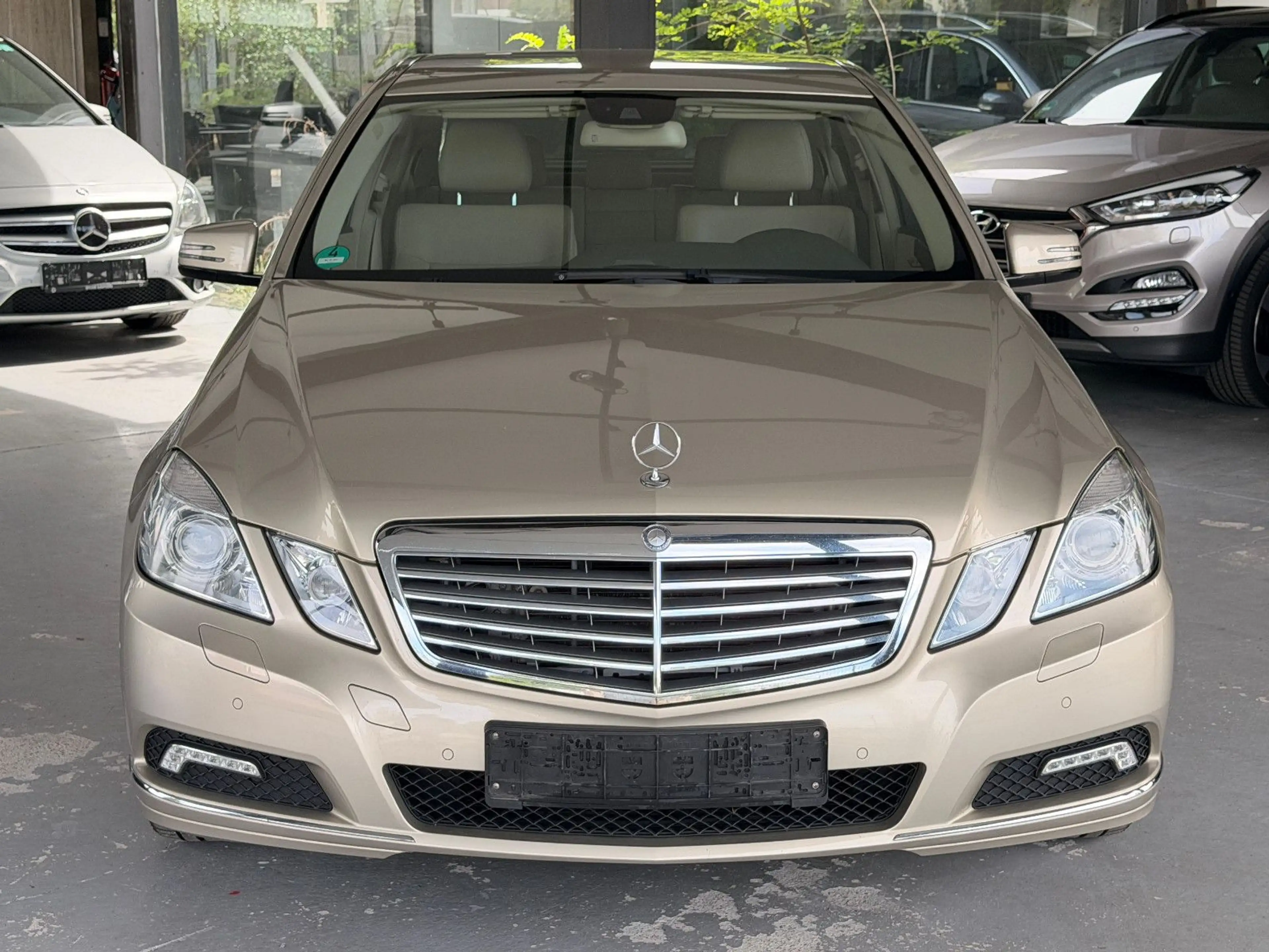Mercedes-Benz E 350 CGI BlueEfficiency-Leder-Navi-8FACH — photo 2