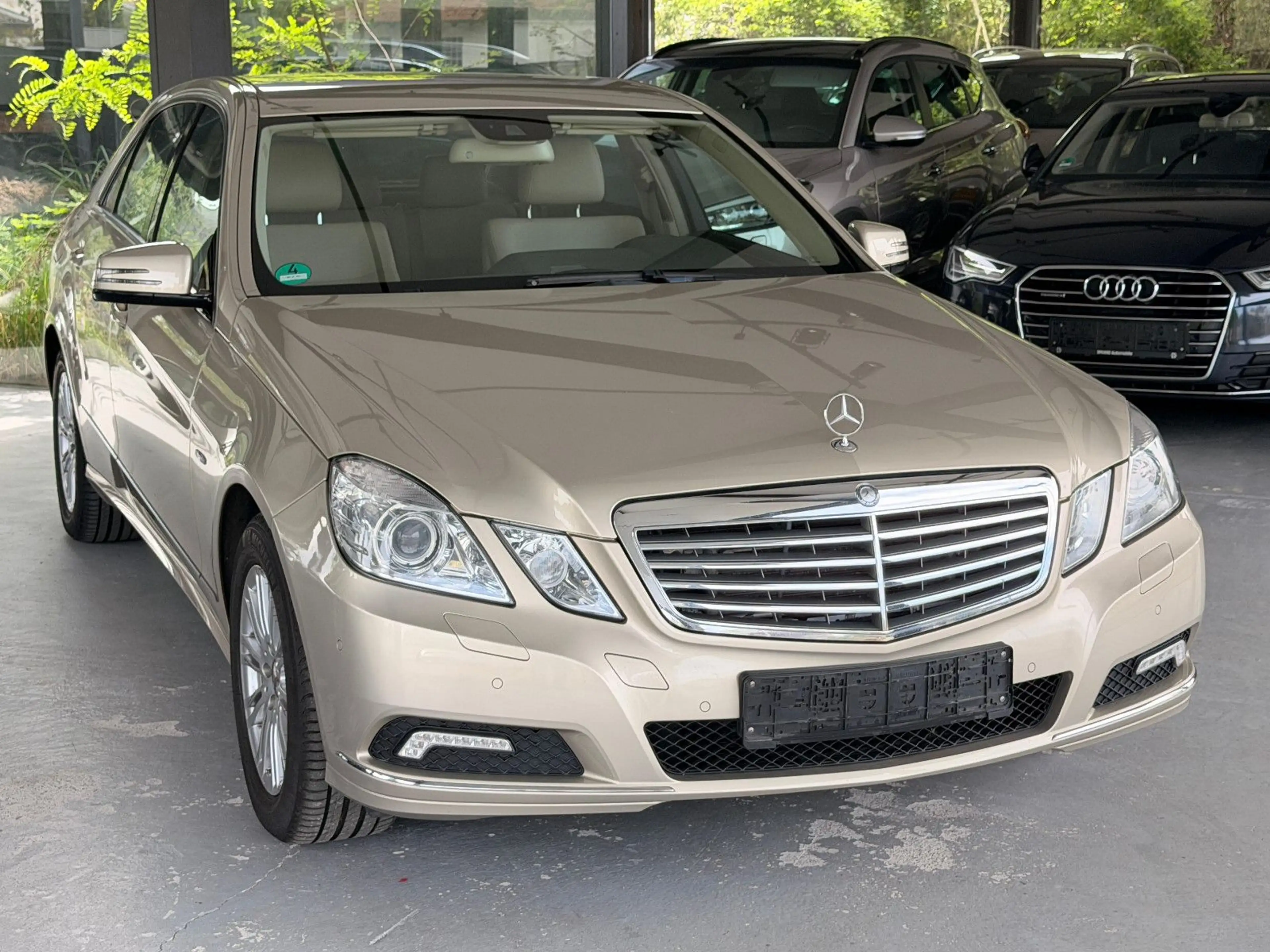 Mercedes-Benz E 350 CGI BlueEfficiency-Leder-Navi-8FACH
