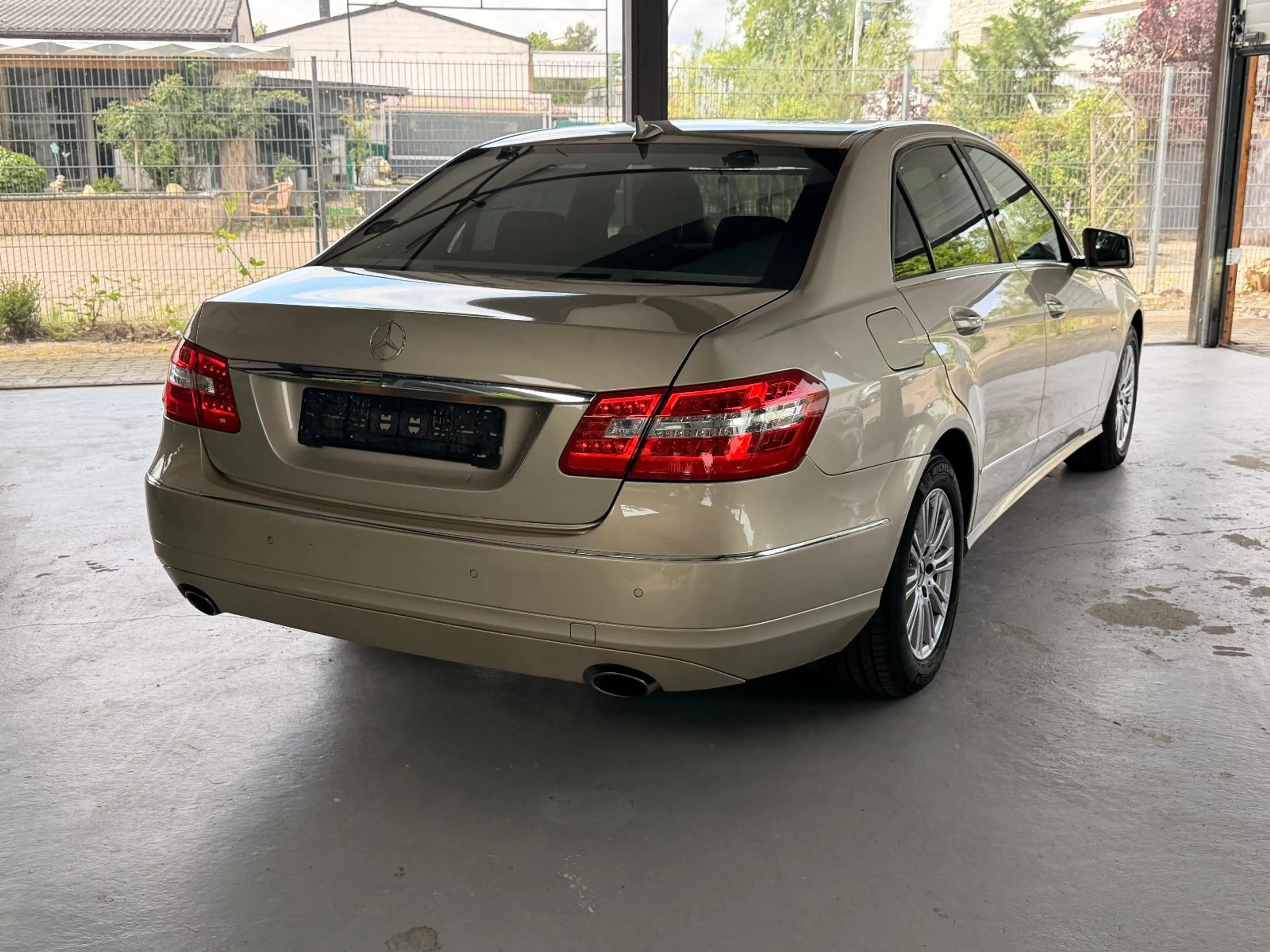 Mercedes-Benz E 350 CGI BlueEfficiency-Leder-Navi-8FACH — photo 4