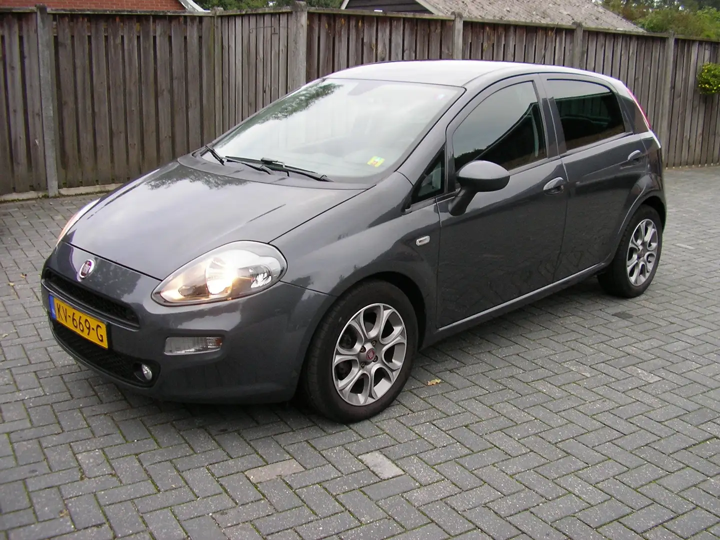 Fiat Punto 0.9 TwinAir Lounge CLIMA  CRUISE  USB  PARKSENSOR Grijs - 1