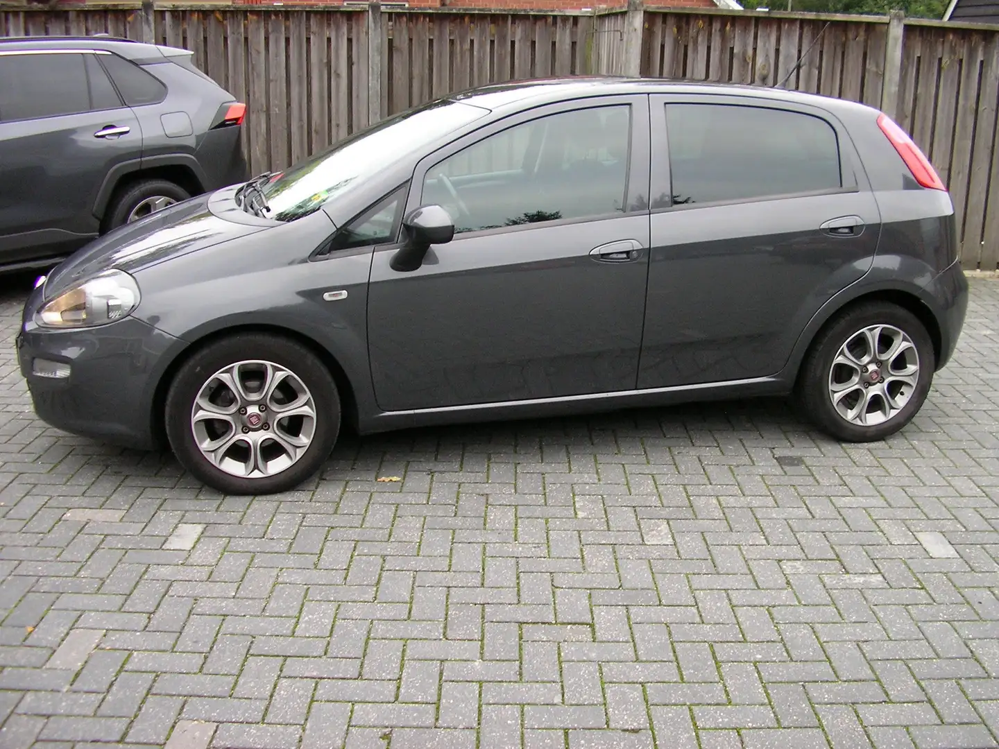 Fiat Punto 0.9 TwinAir Lounge CLIMA  CRUISE  USB  PARKSENSOR Grijs - 2