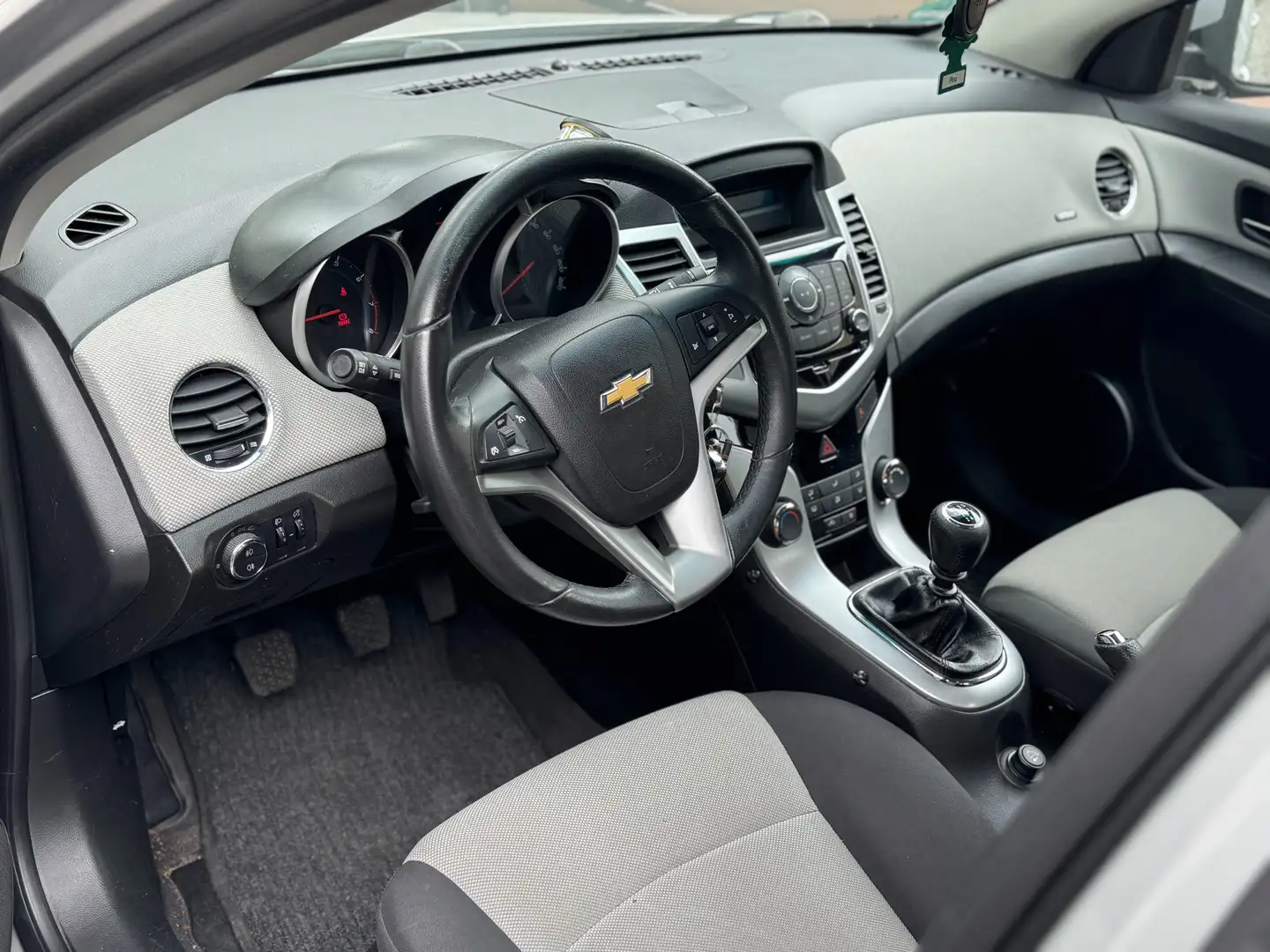 Chevrolet Cruze Basis Silber - 2