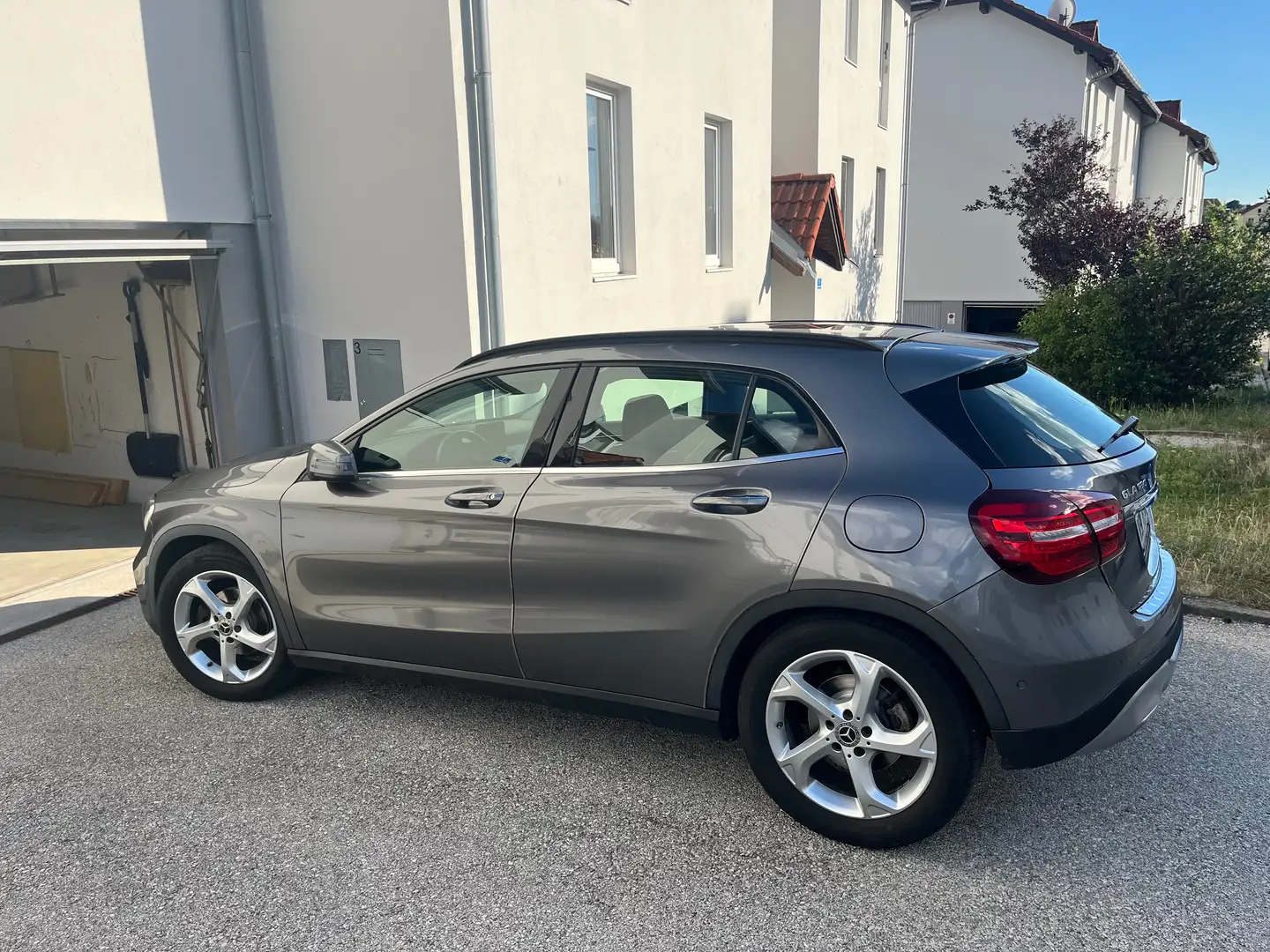 Mercedes-Benz GLA 180 GLA 180 Aut. Grau - 2
