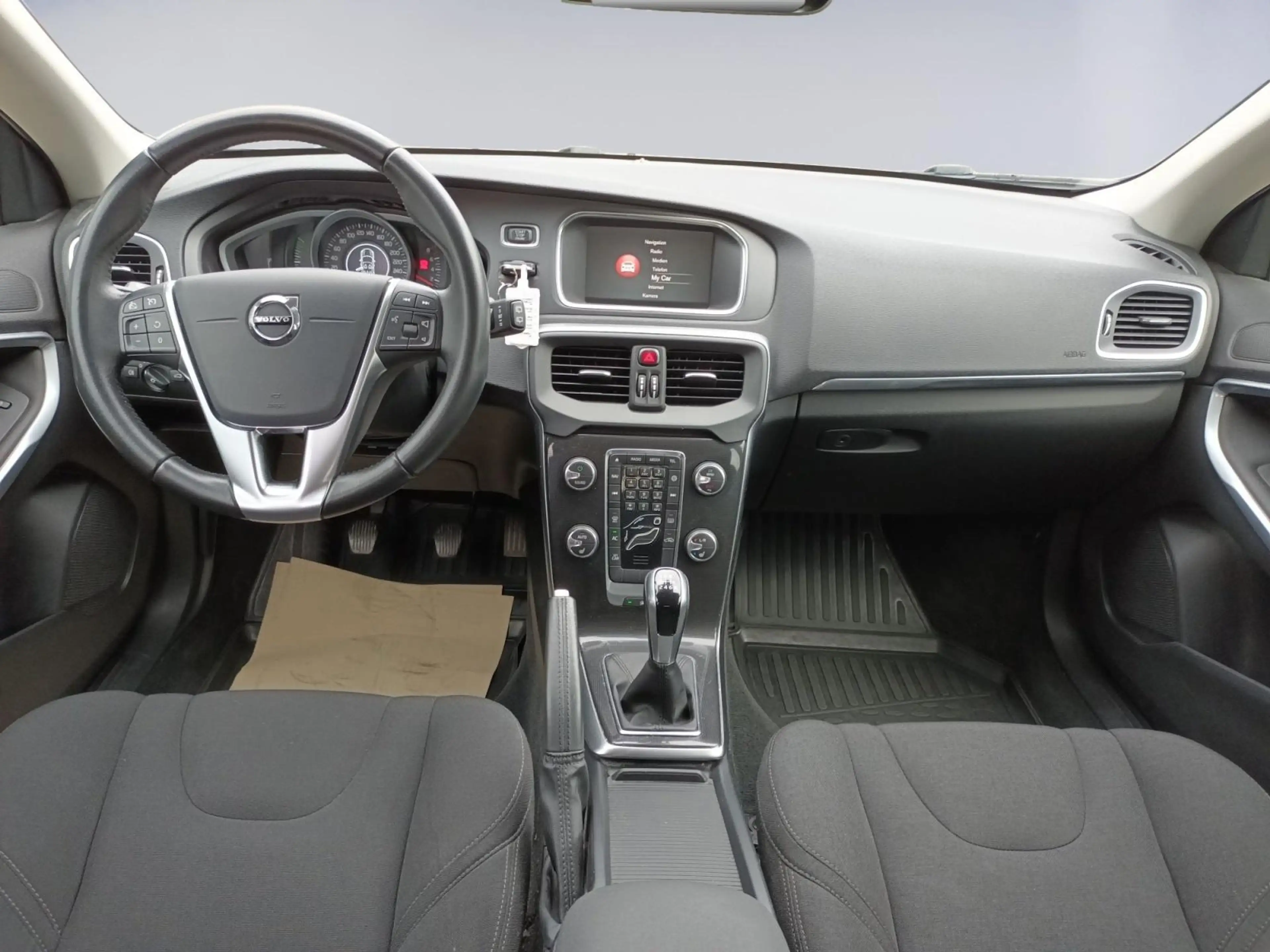 Volvo V40 Momentum V 40 T3 2.0*AHK*KEYLESSGO*KLIMA*NAV*SH... — photo 10